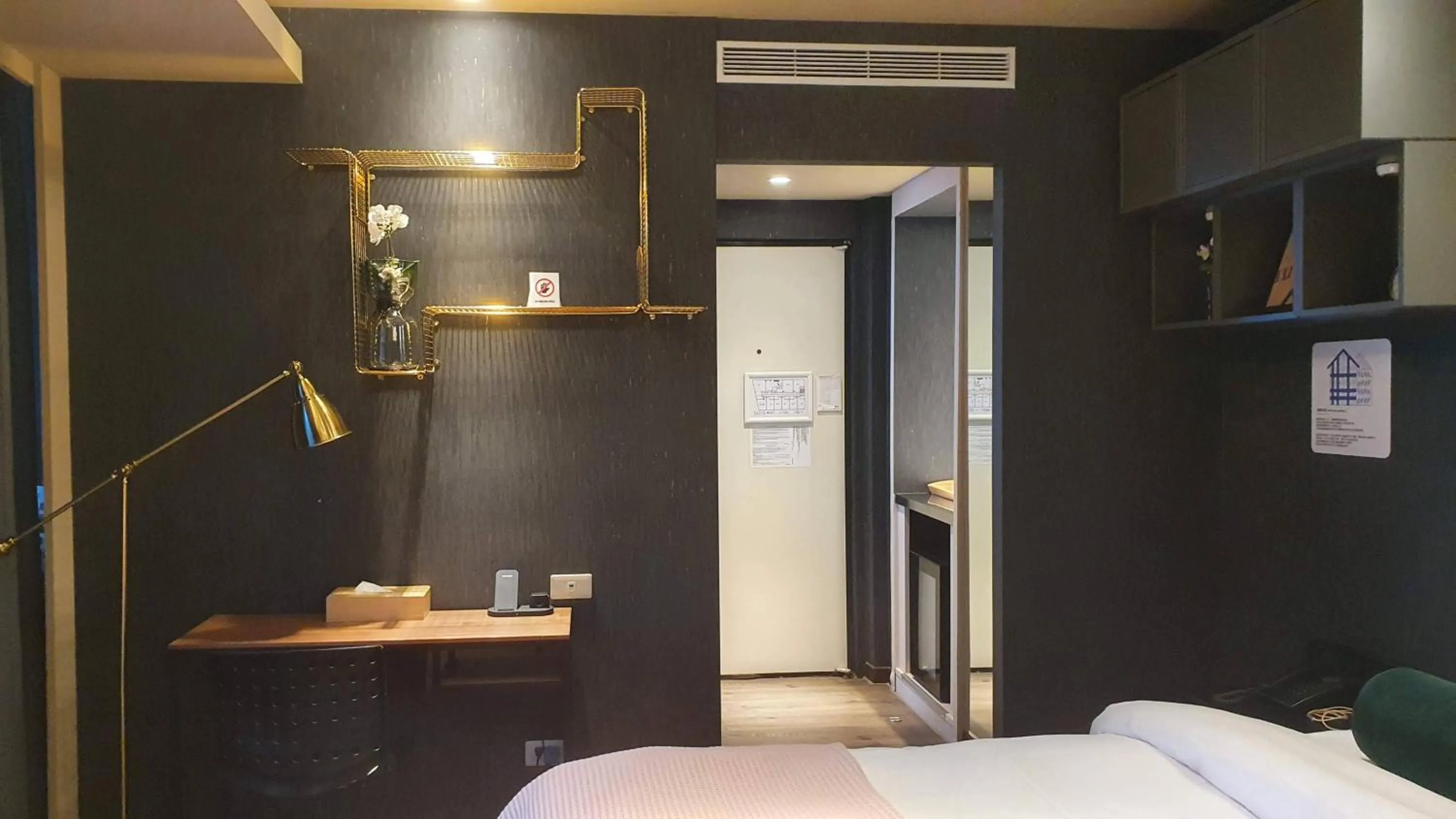 Photo of the whole room, Bed in Yomi Hotel - ShuangLian MRT