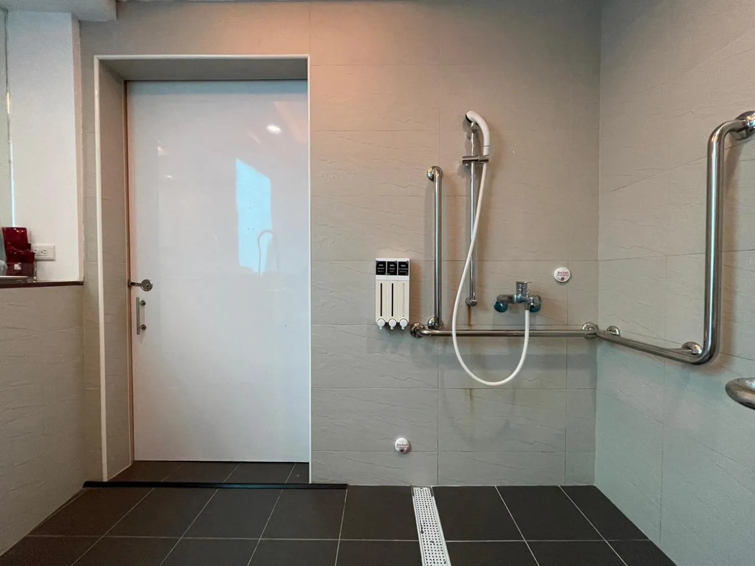Shower in Yomi Hotel - ShuangLian MRT