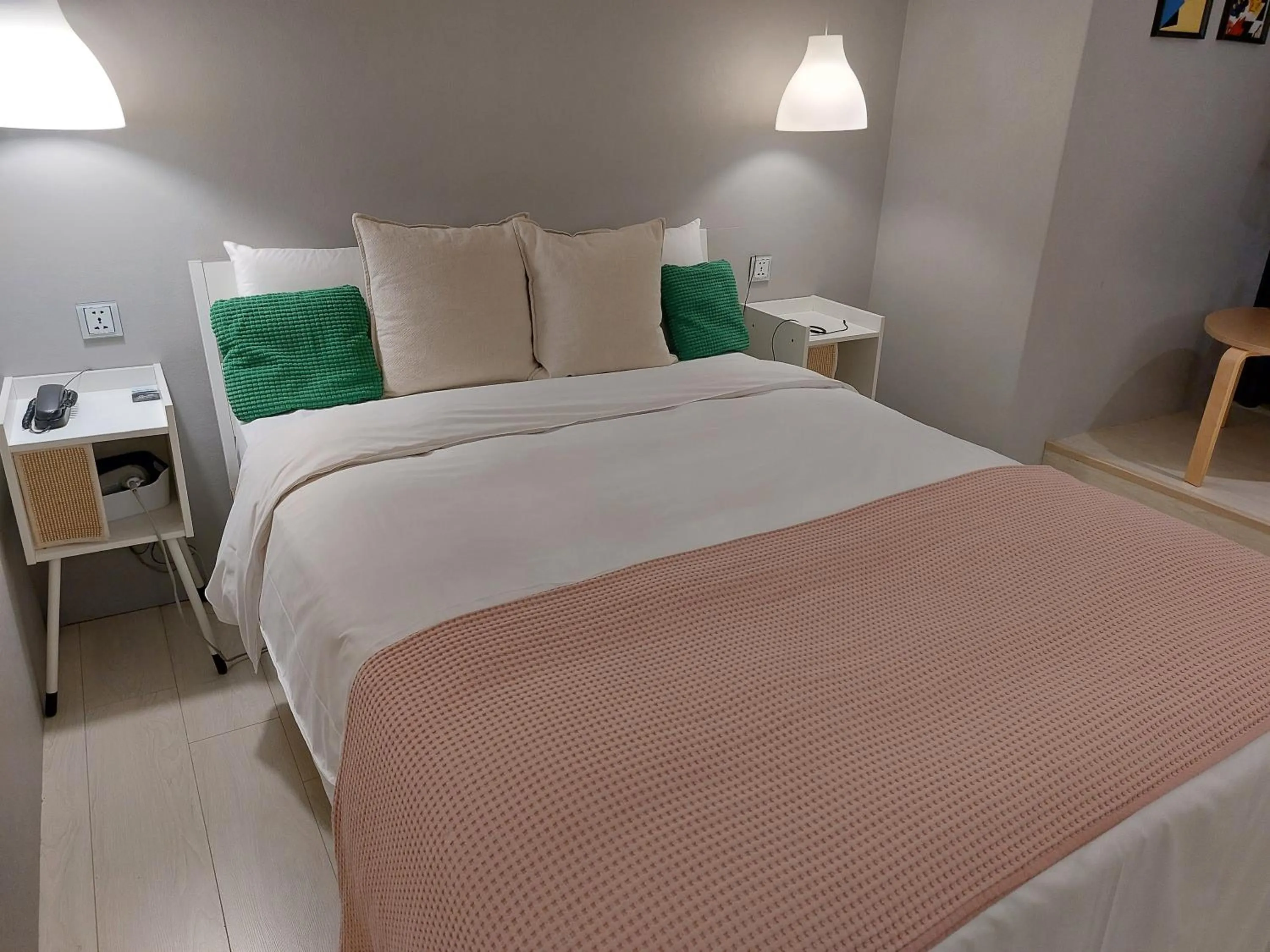 On site, Bed in Yomi Hotel - ShuangLian MRT