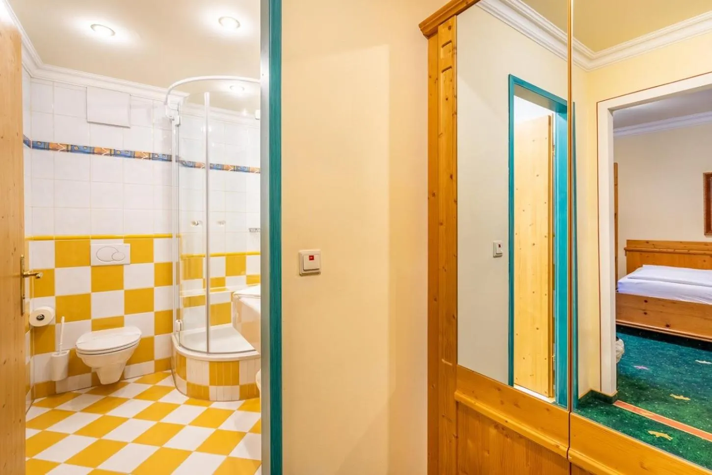 Shower, Bed in Hotel Zum Schwarzen Bären