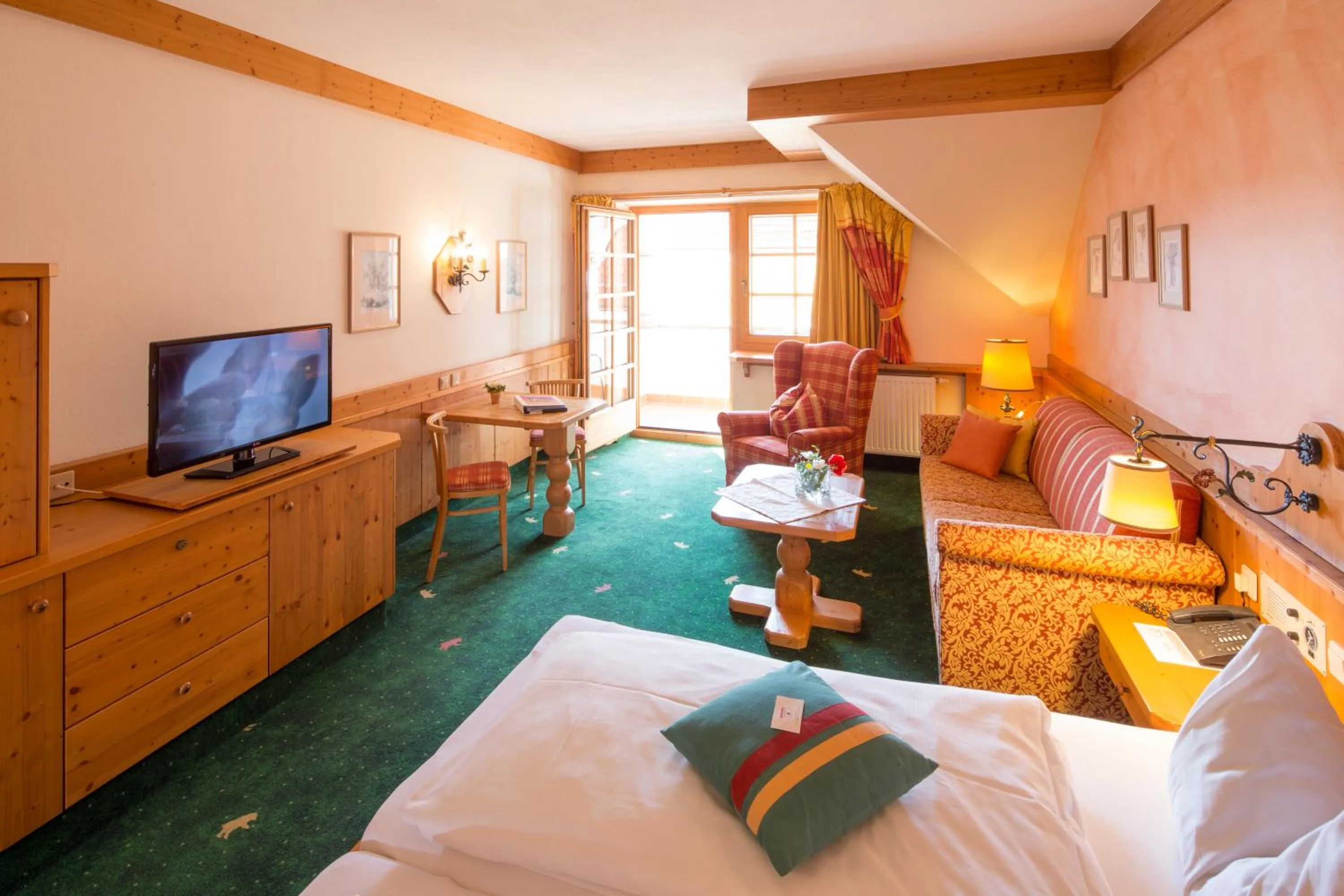 Photo of the whole room, Bed in Hotel Zum Schwarzen Bären