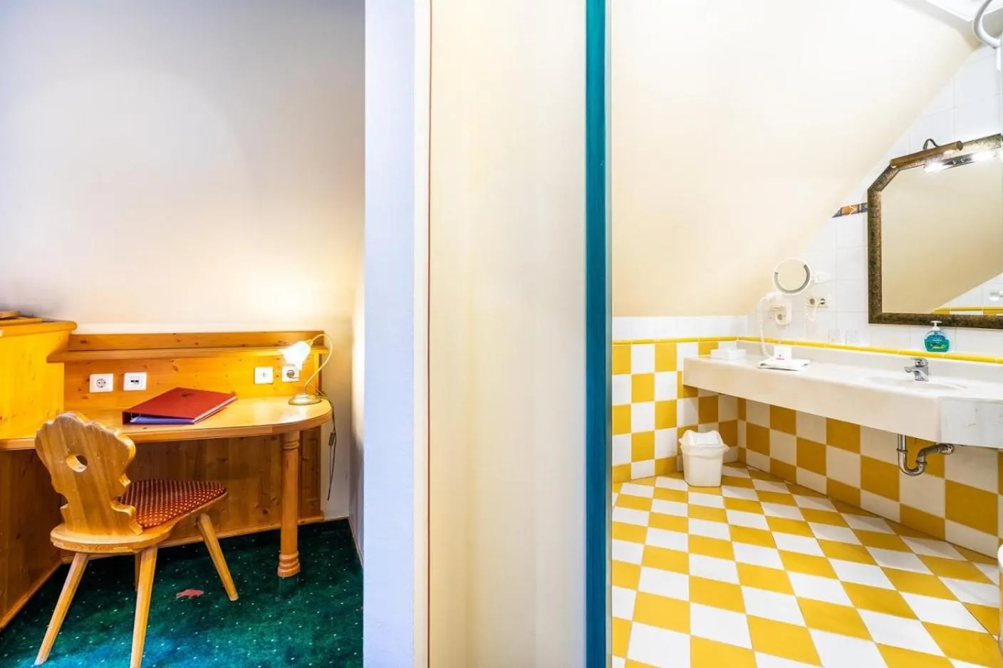 Bathroom, Bed in Hotel Zum Schwarzen Bären