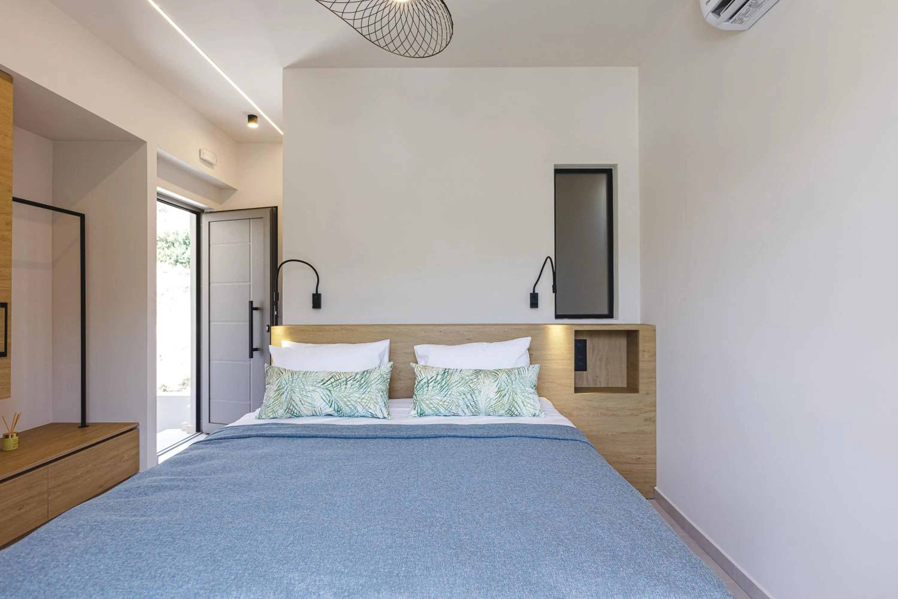 Bedroom, Bed in Mira Mare Luxury Residence