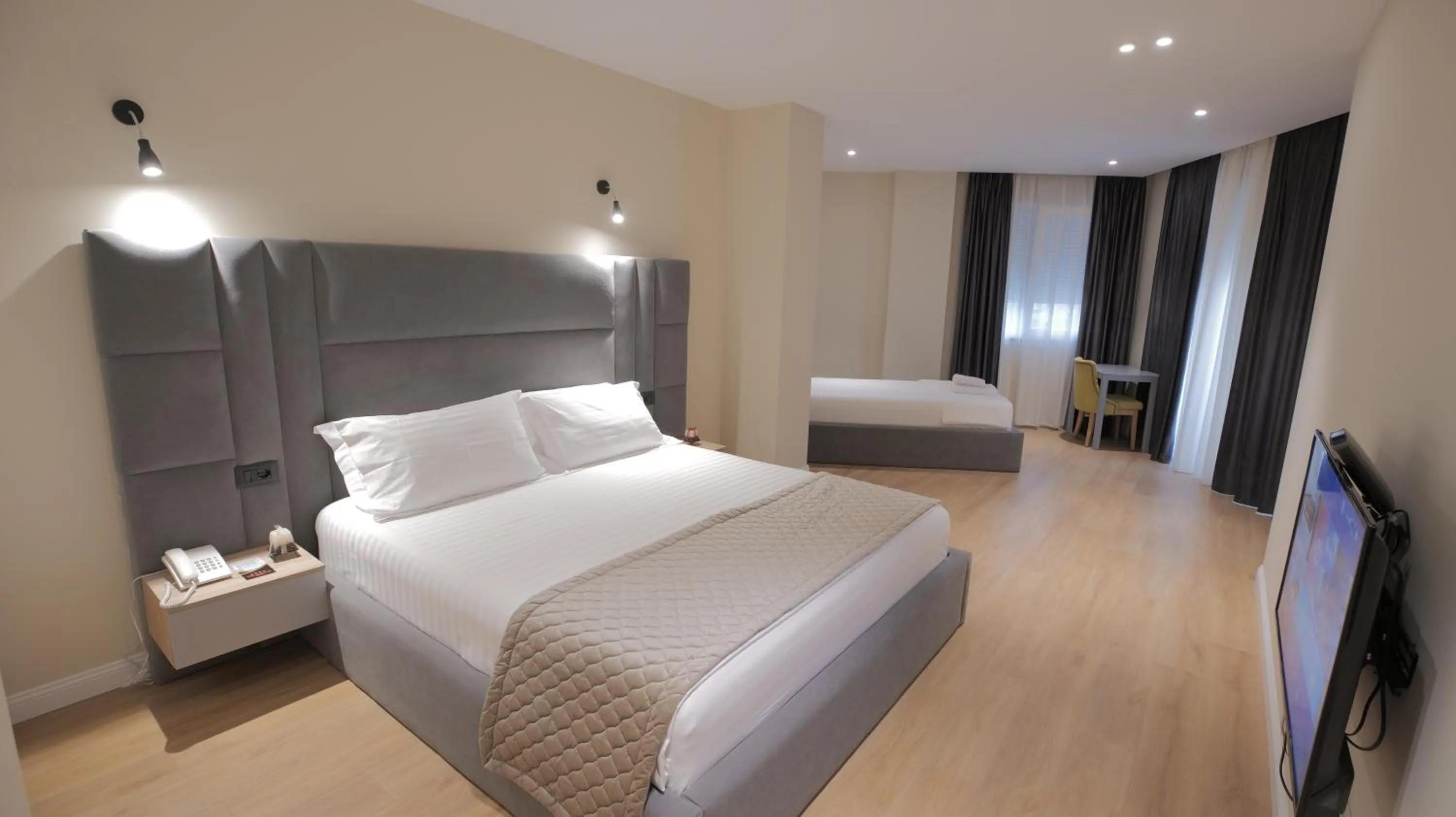 Photo of the whole room, Bed in Granda Hotel