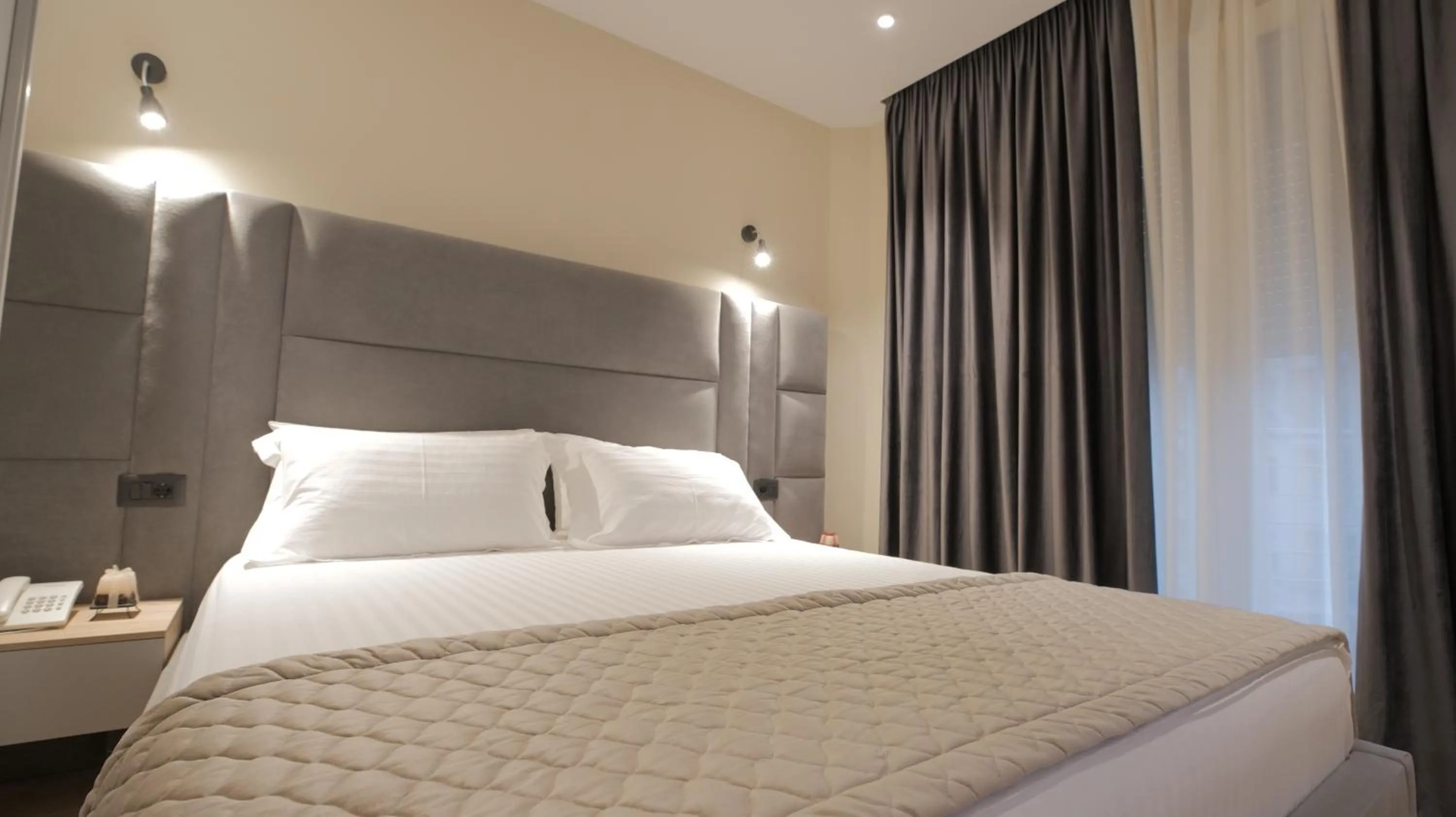 Bedroom, Bed in Granda Hotel