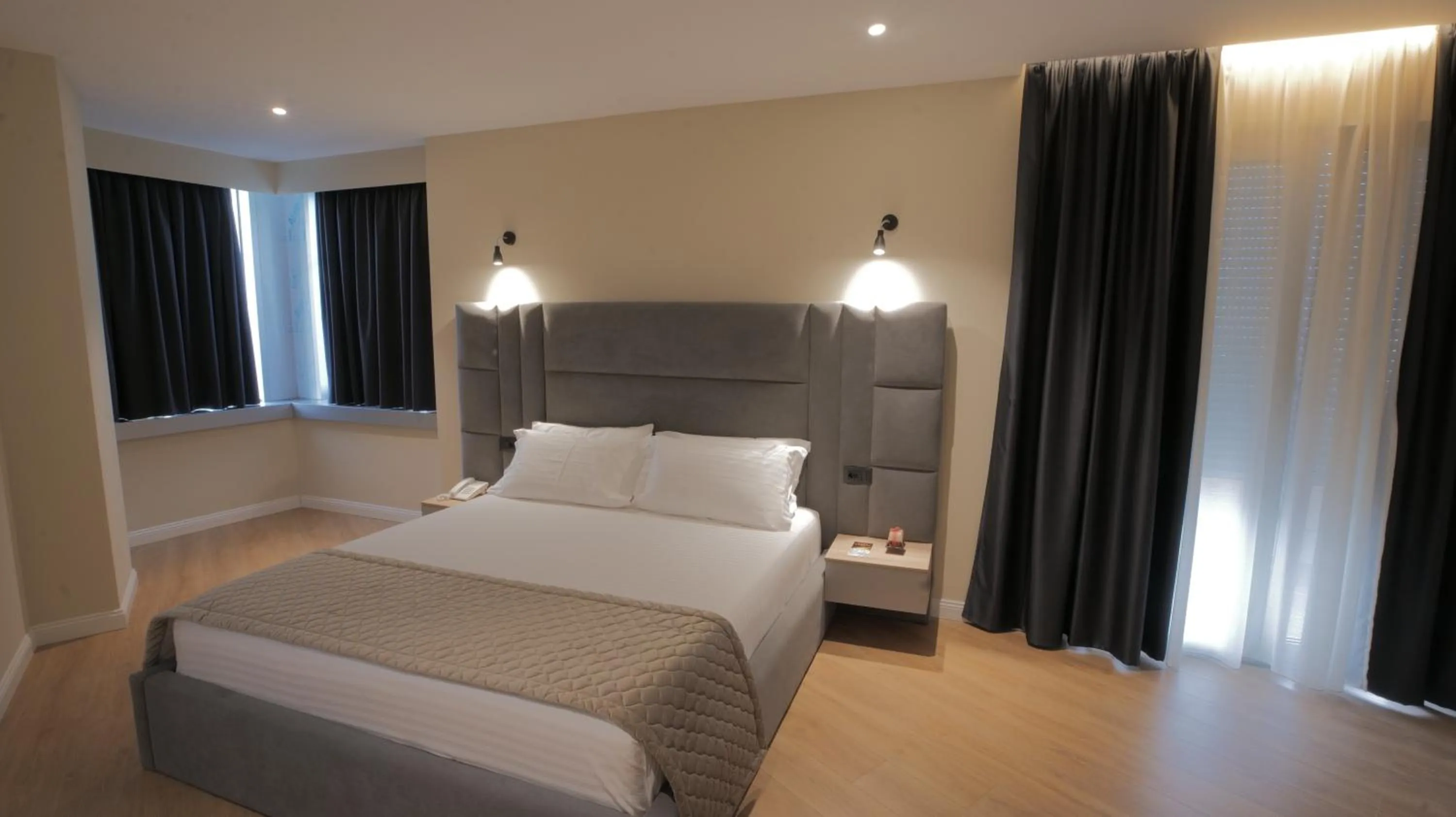 Bedroom, Bed in Granda Hotel