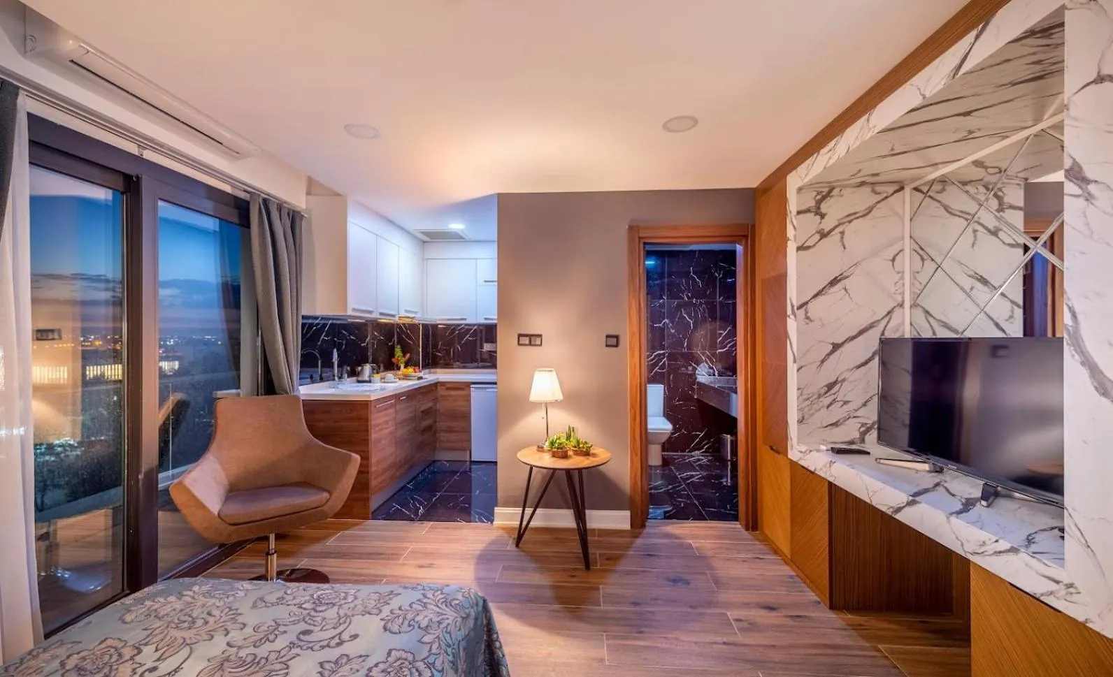 Novel Centre Point Hotel