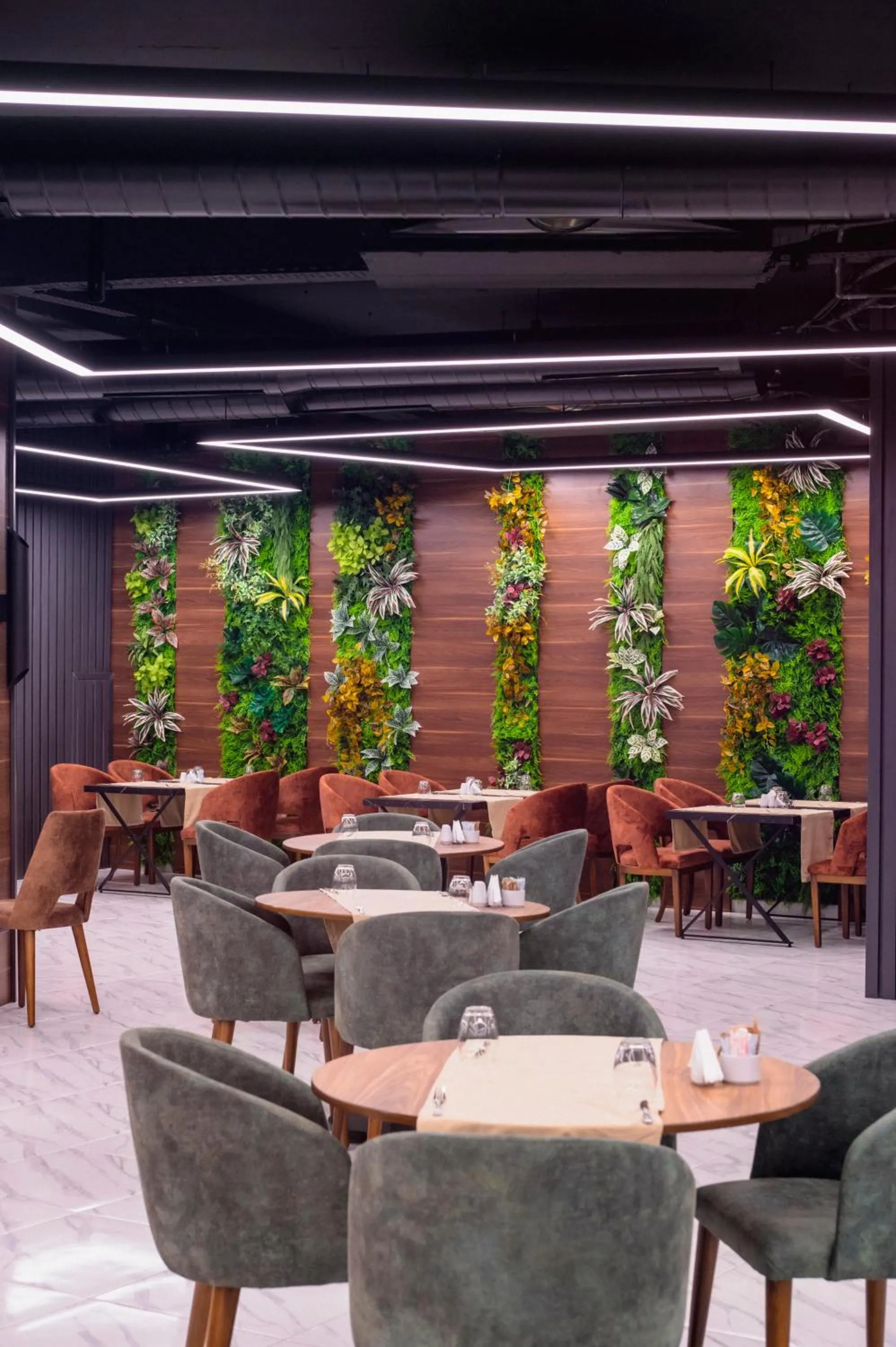 Restaurant/places to eat in Novel Centre Point Hotel
