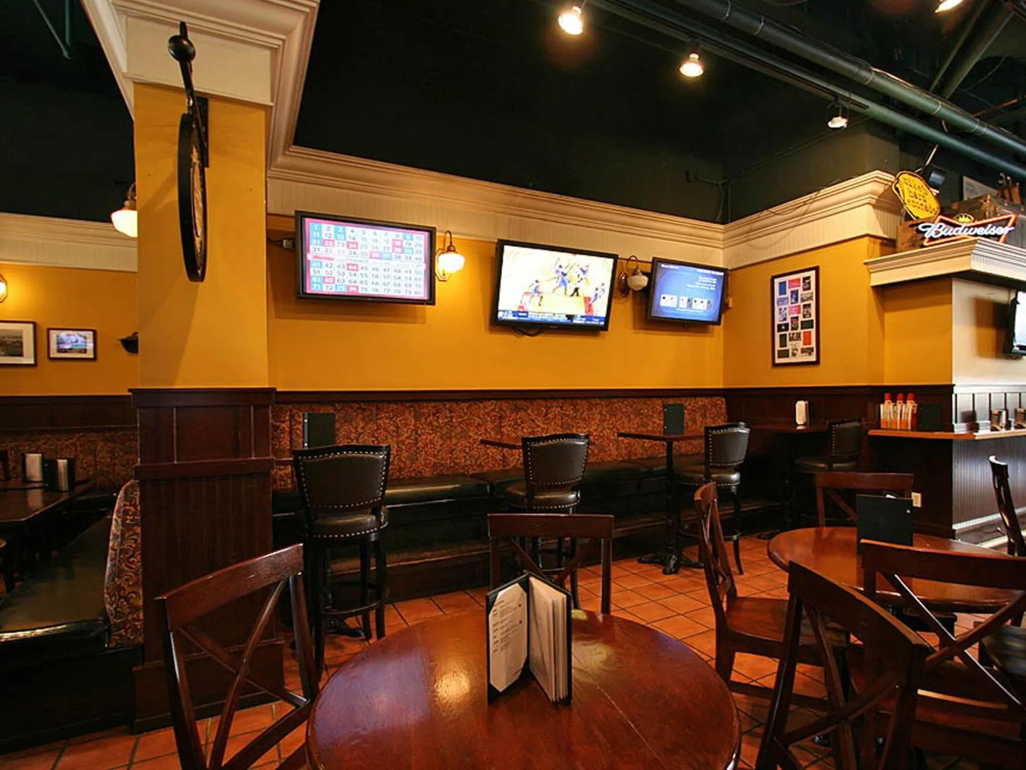 Restaurant/places to eat in The Met Hotel