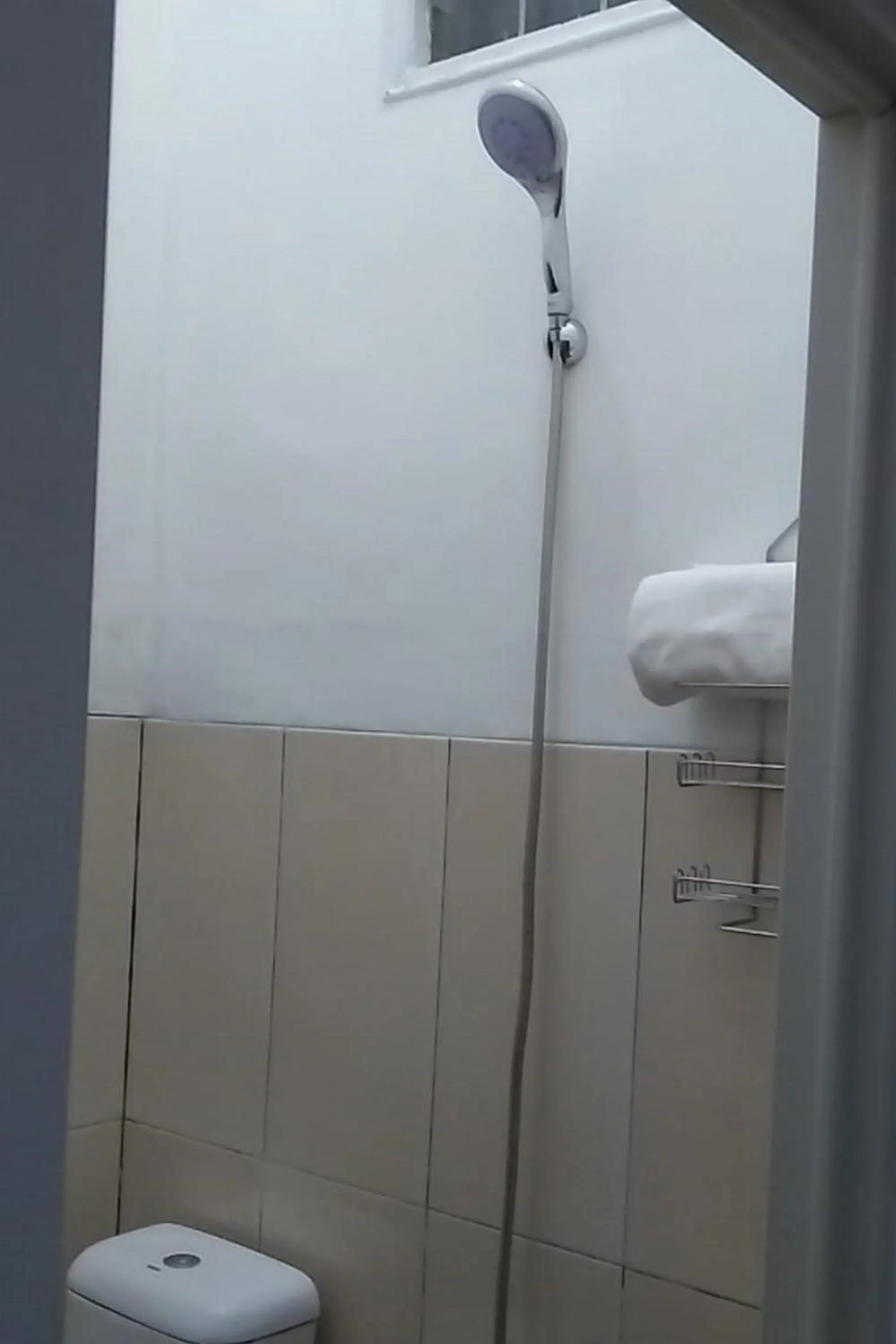 Shower in Guesthouse Berlian Batang Syariah near Kampung Kalisalak Park