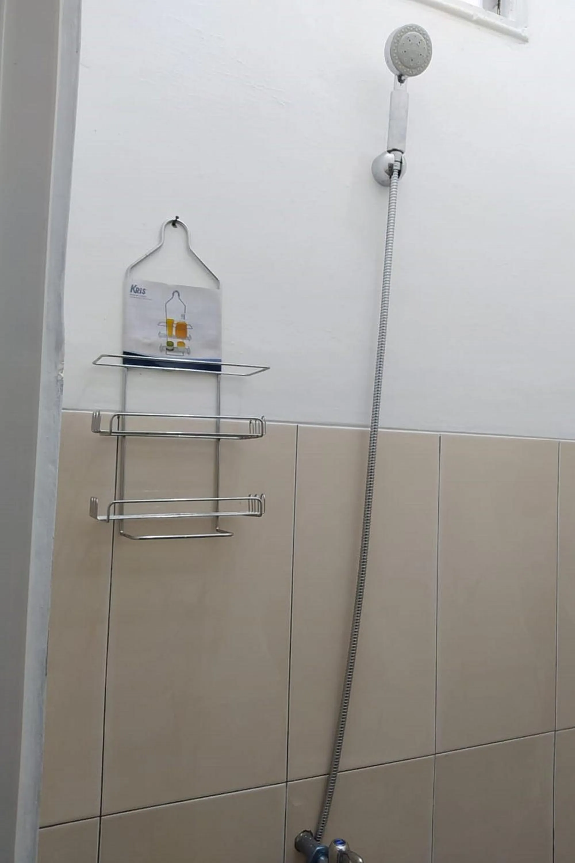 Shower in Guesthouse Berlian Batang Syariah near Kampung Kalisalak Park