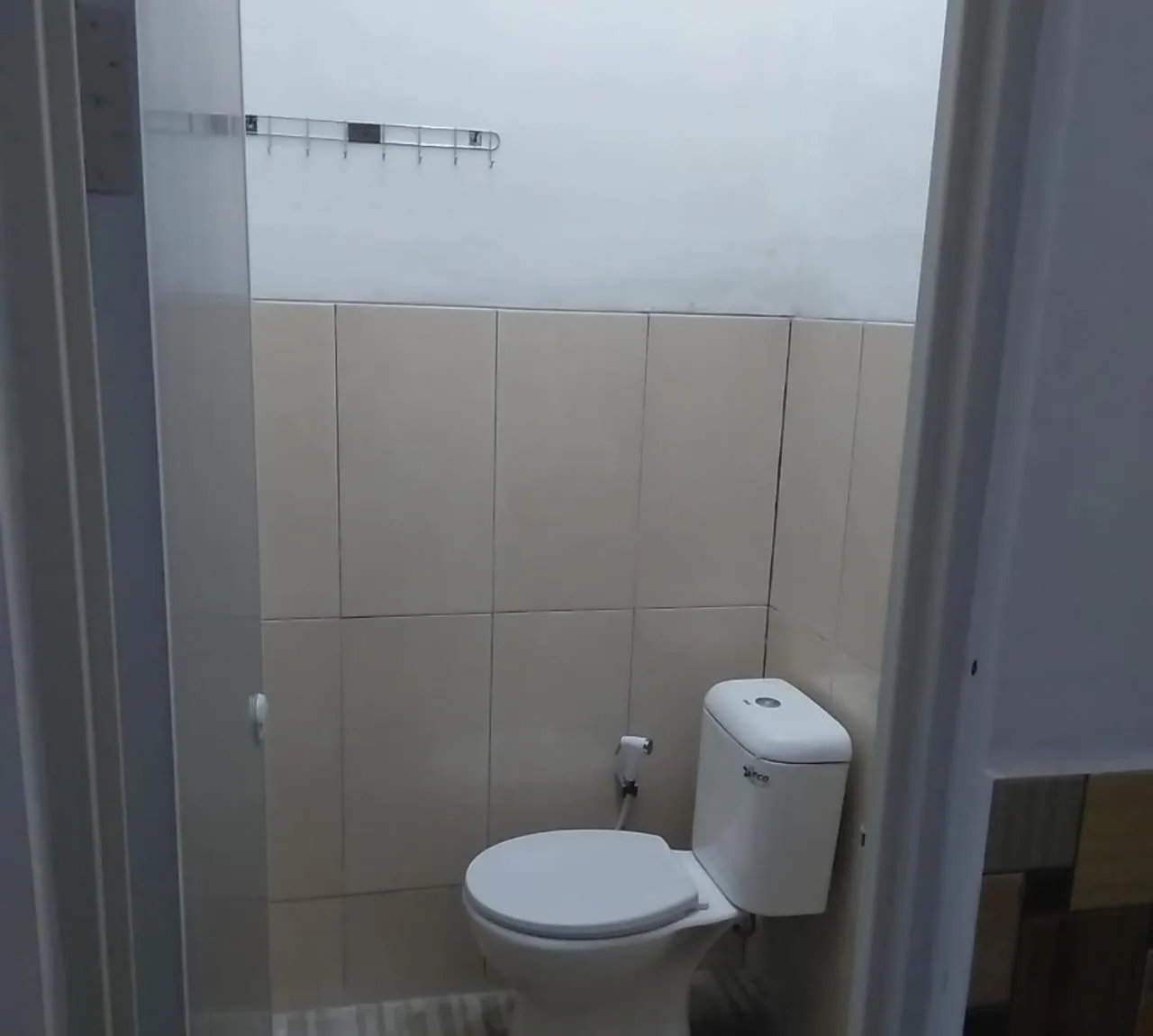 Toilet in Guesthouse Berlian Batang Syariah near Kampung Kalisalak Park