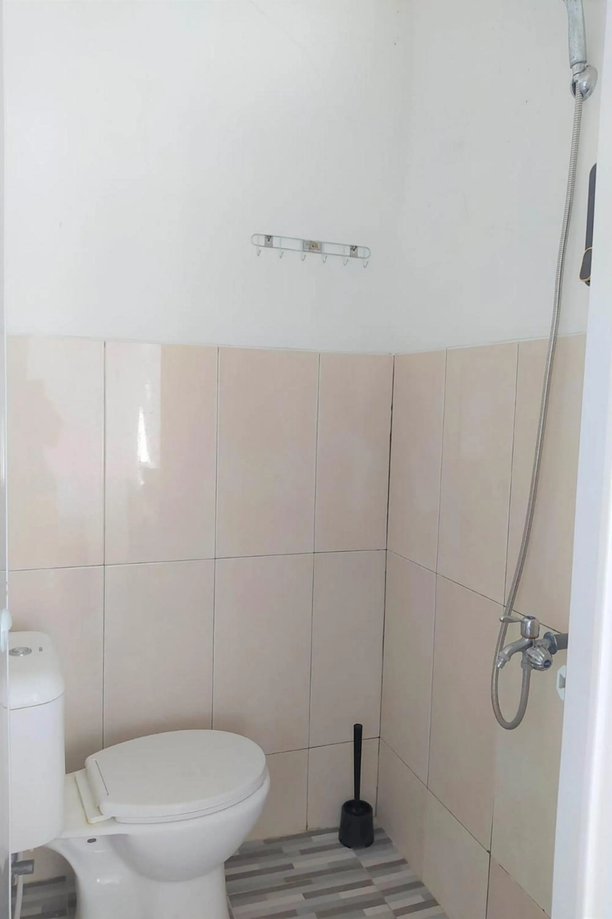 Shower in Guesthouse Berlian Batang Syariah near Kampung Kalisalak Park