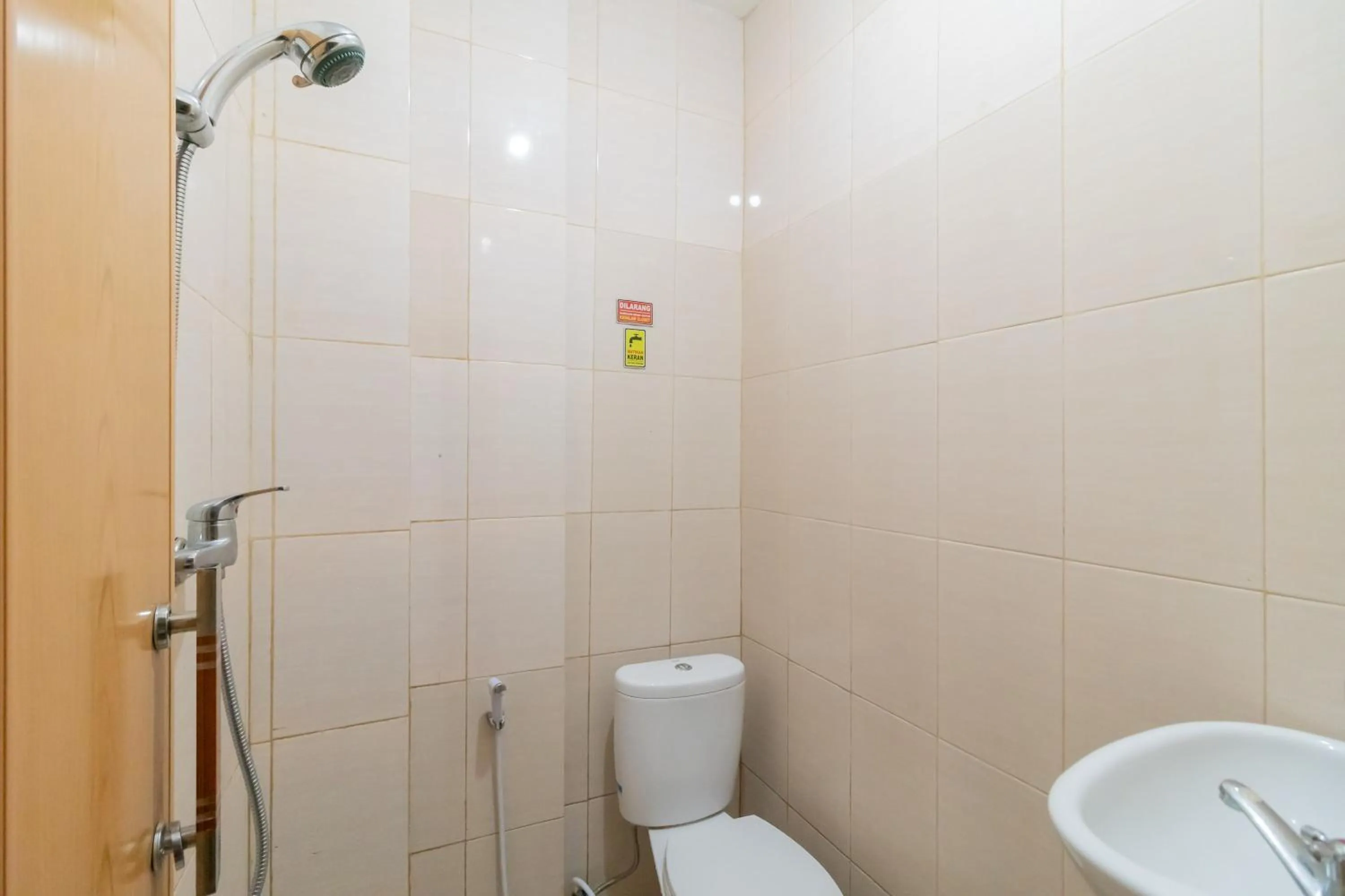 Bathroom in RedDoorz near Palembang Trade Center 4