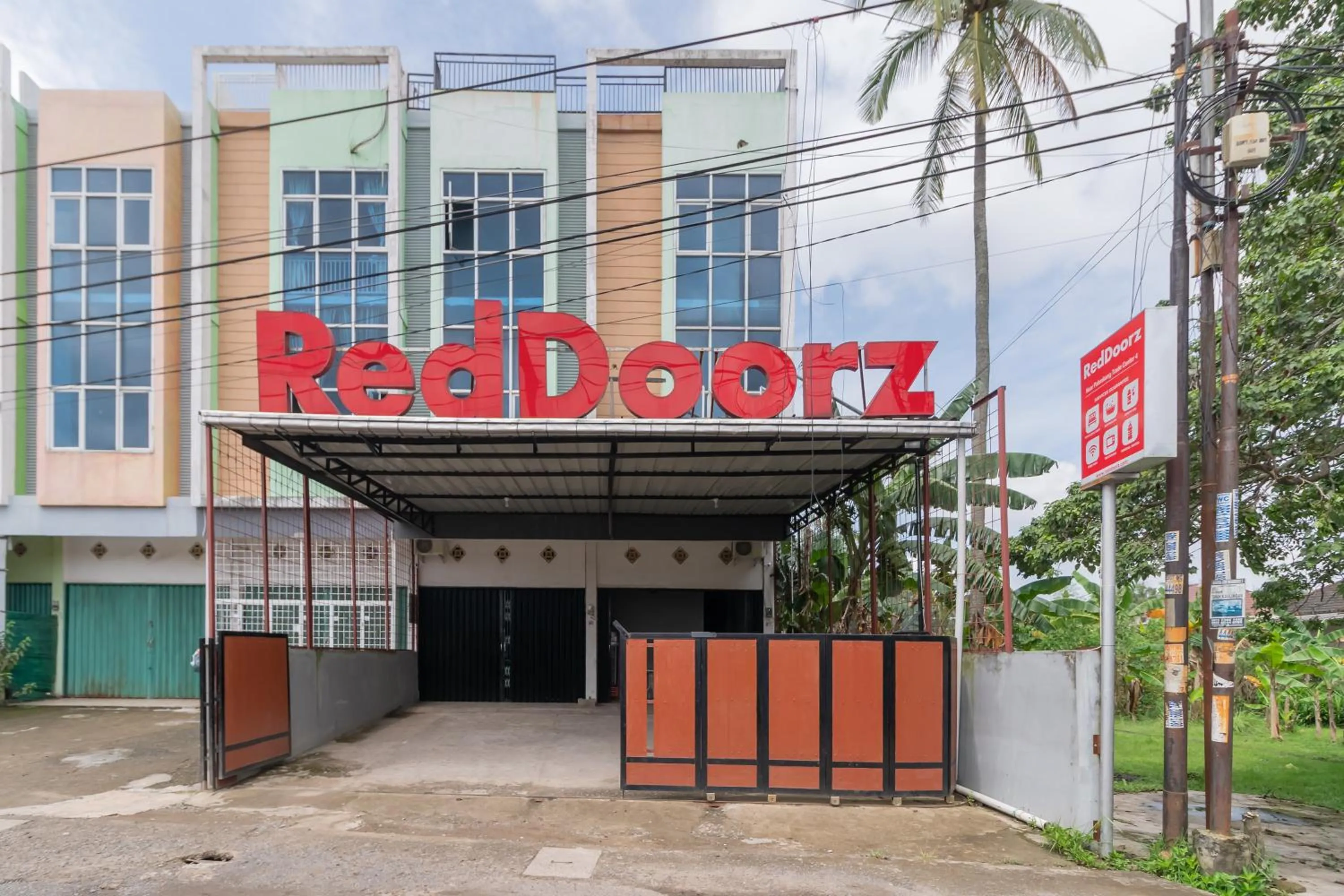 Property building in RedDoorz near Palembang Trade Center 4