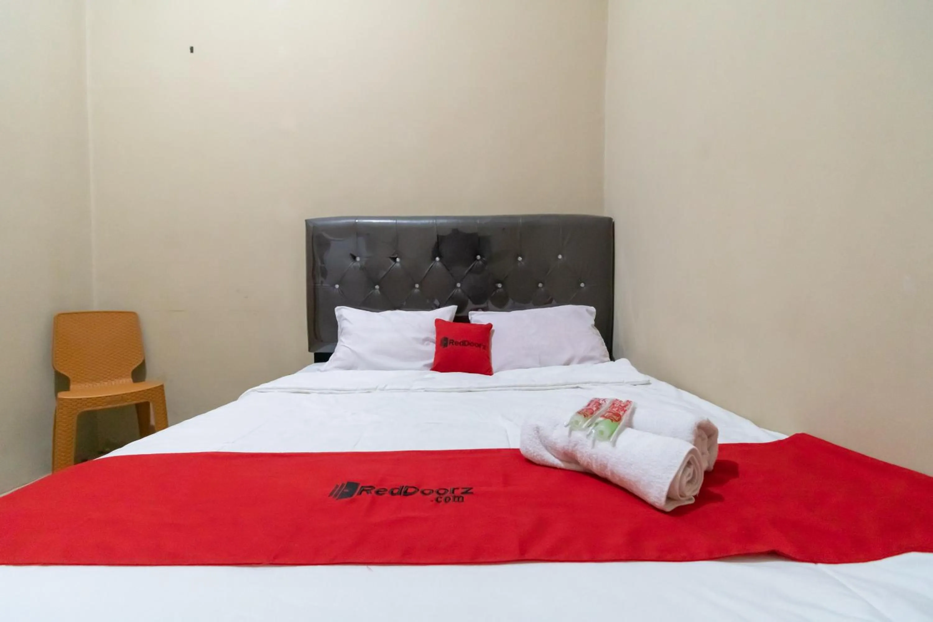 Bedroom in RedDoorz near Palembang Trade Center 4