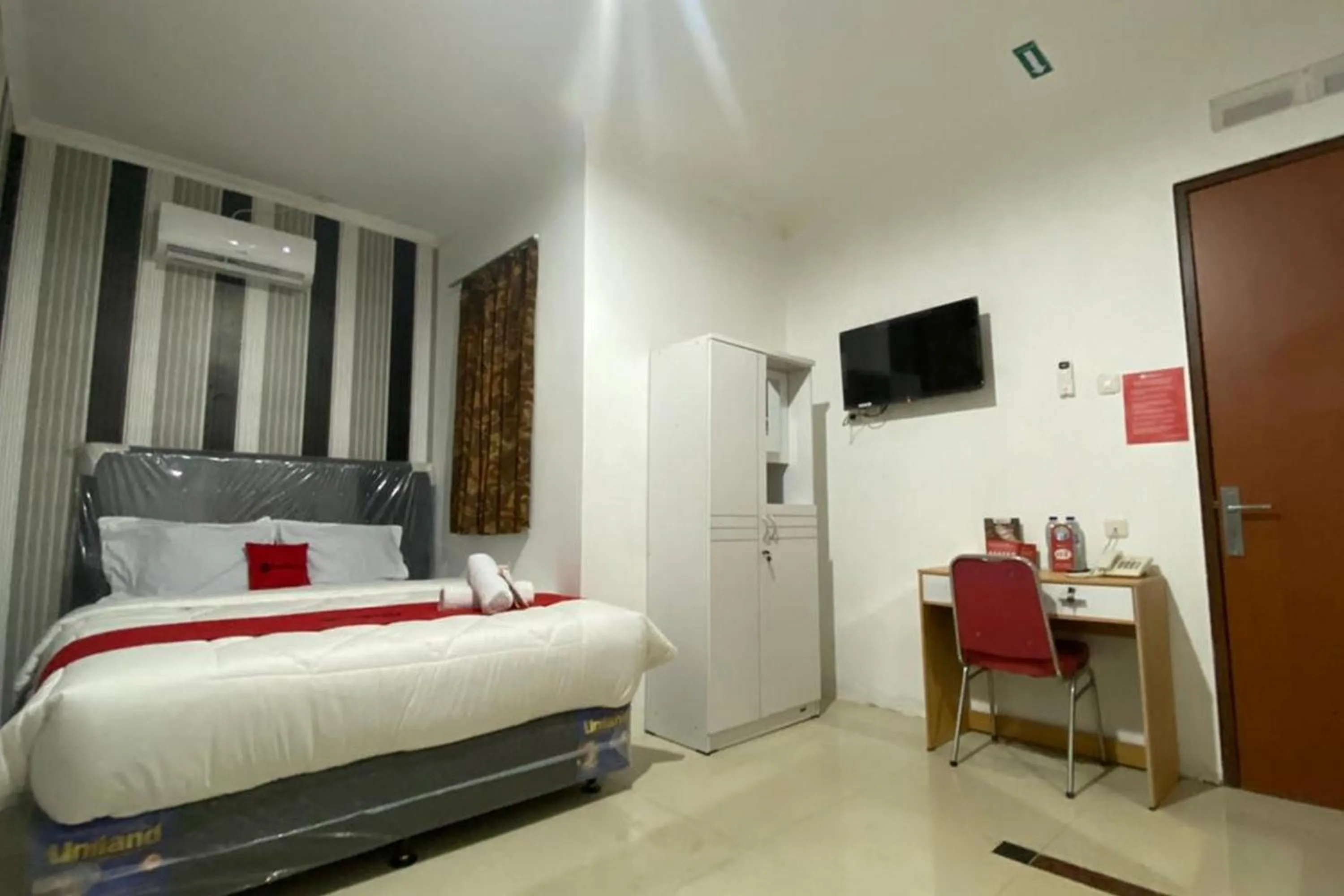 Bed in RedDoorz Plus @ Rawamangun