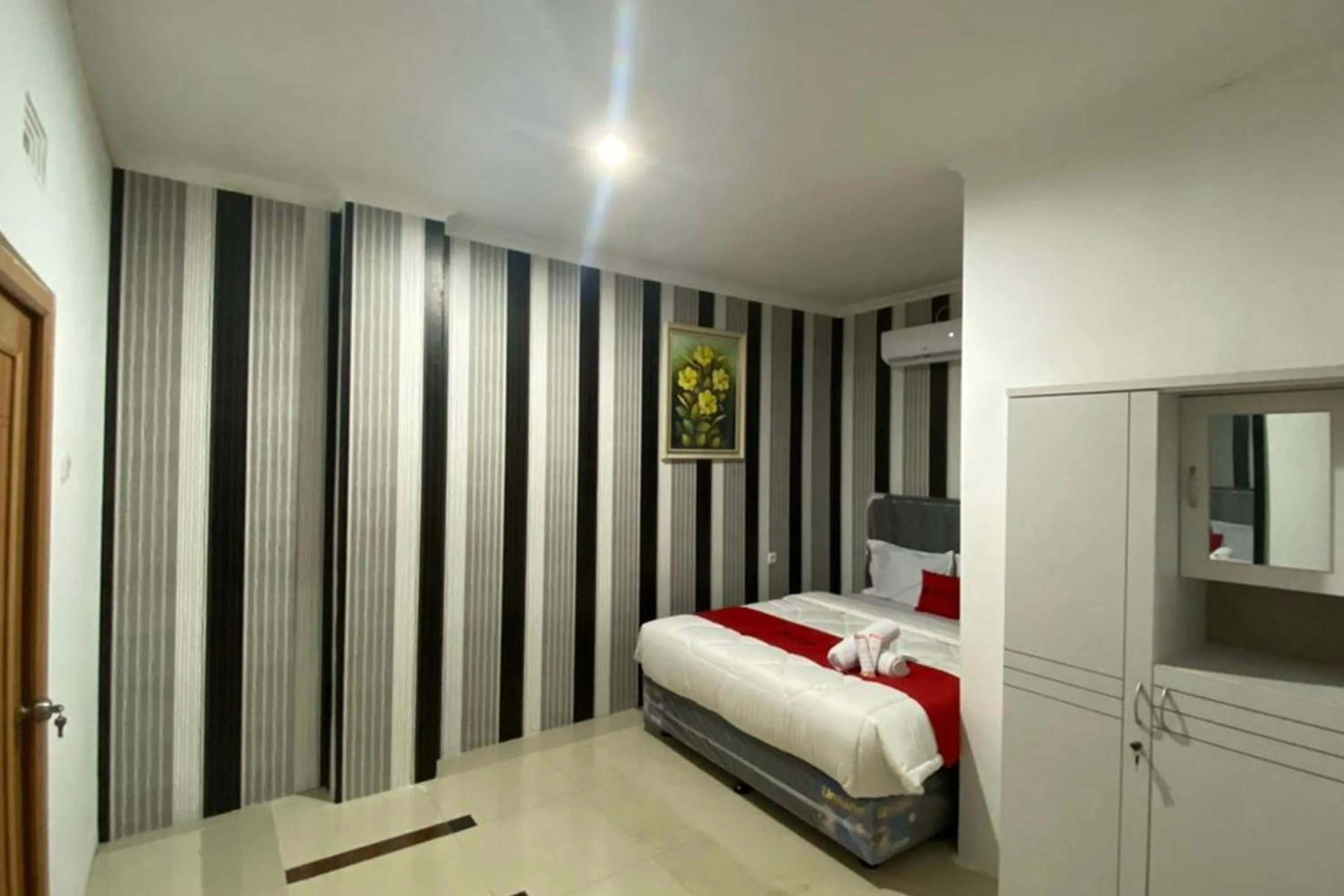 Bed in RedDoorz Plus @ Rawamangun