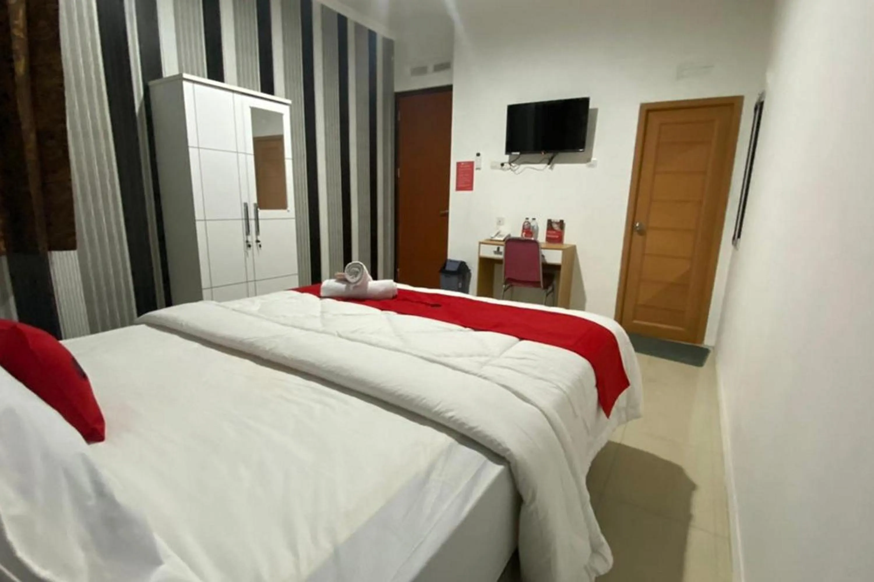 Bed in RedDoorz Plus @ Rawamangun