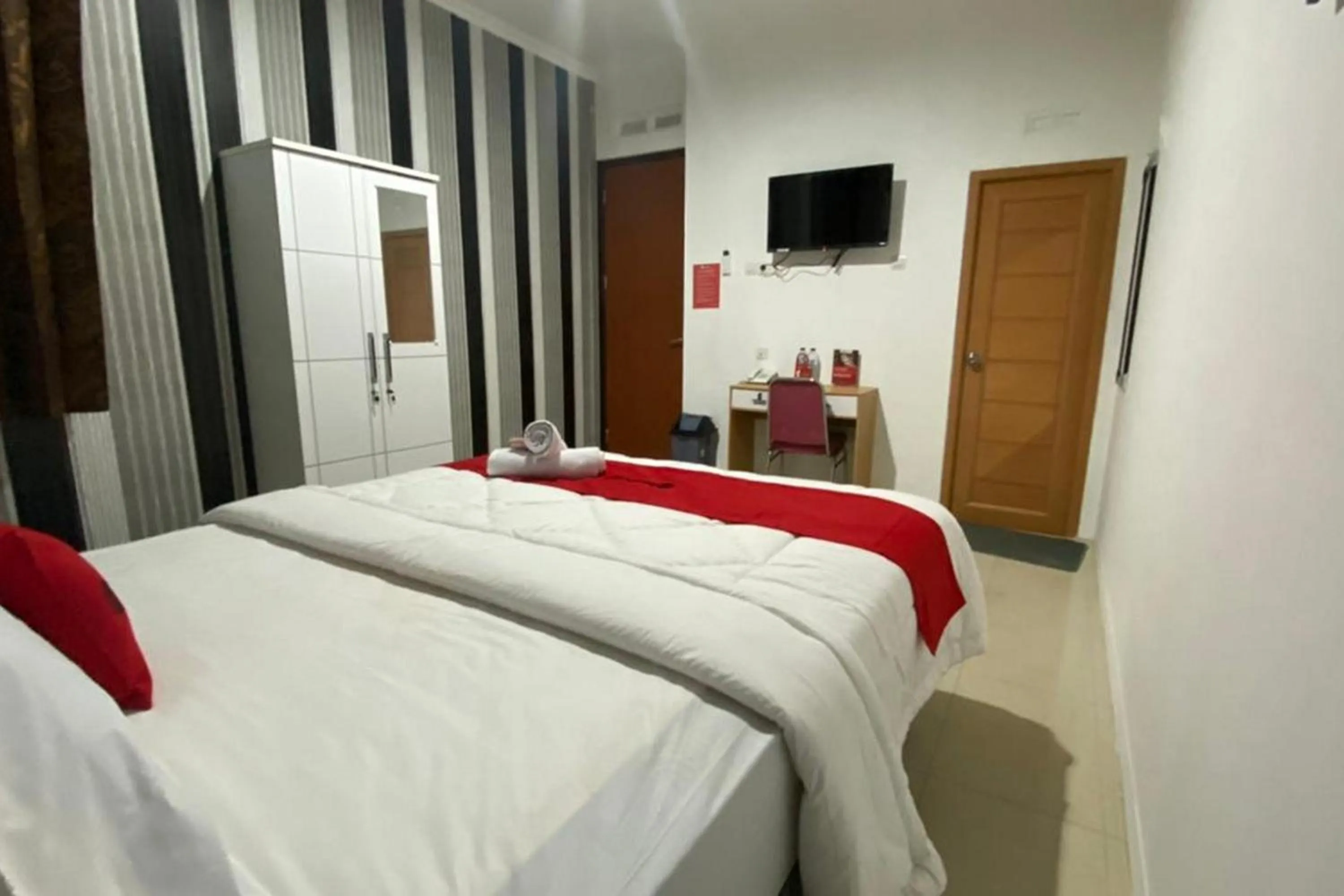 Bed in RedDoorz Plus @ Rawamangun