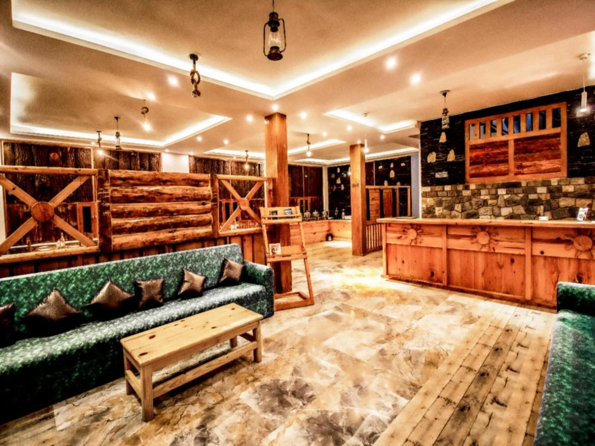 Lobby or reception in LA Riqueza Kanatal - Mountain View Rooms - Best Location - Amazing Food - Close to Jungle Safari & Adventure Activities