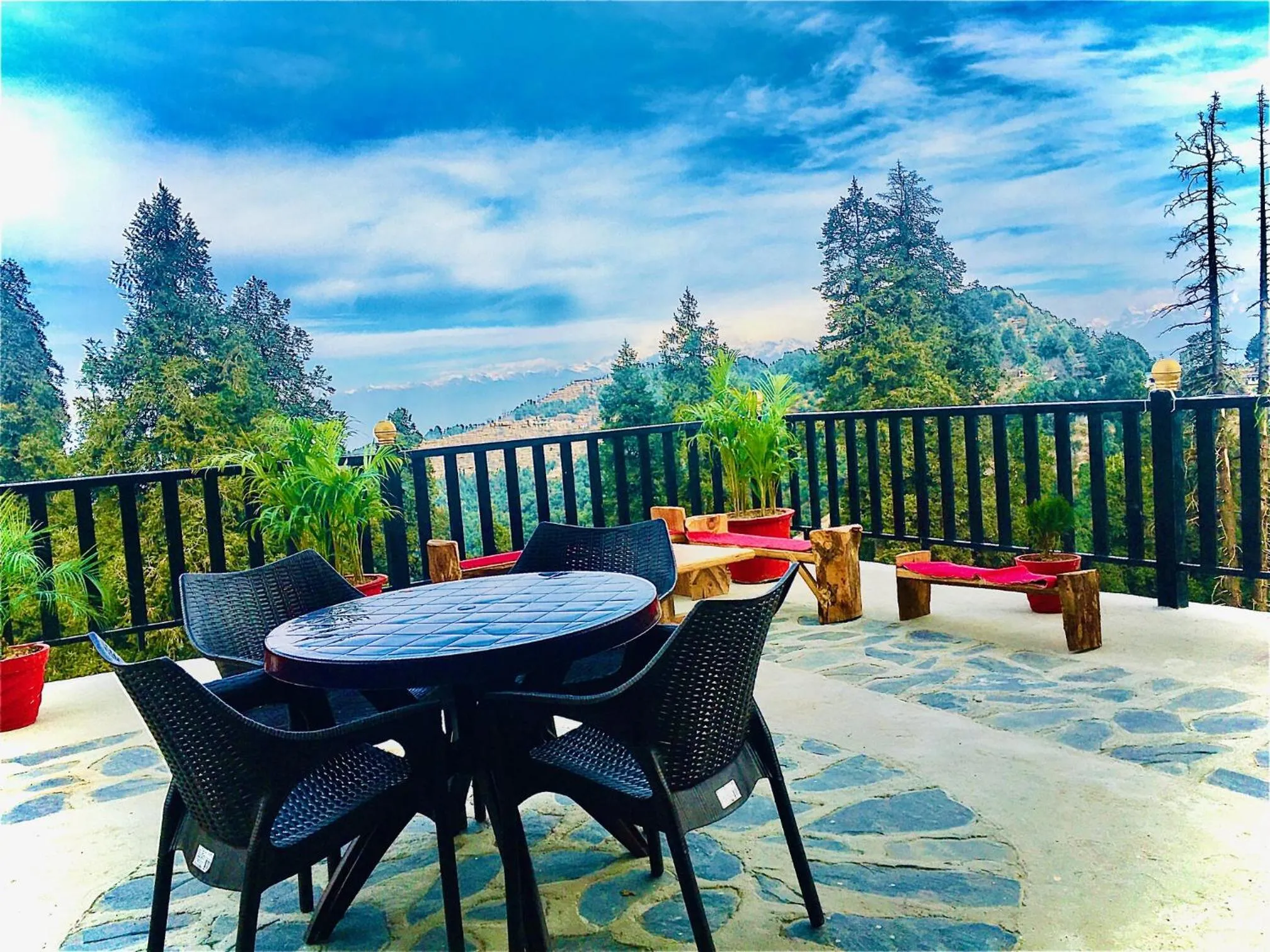 Restaurant/places to eat in LA Riqueza Kanatal - Mountain View Rooms - Best Location - Amazing Food - Close to Jungle Safari & Adventure Activities