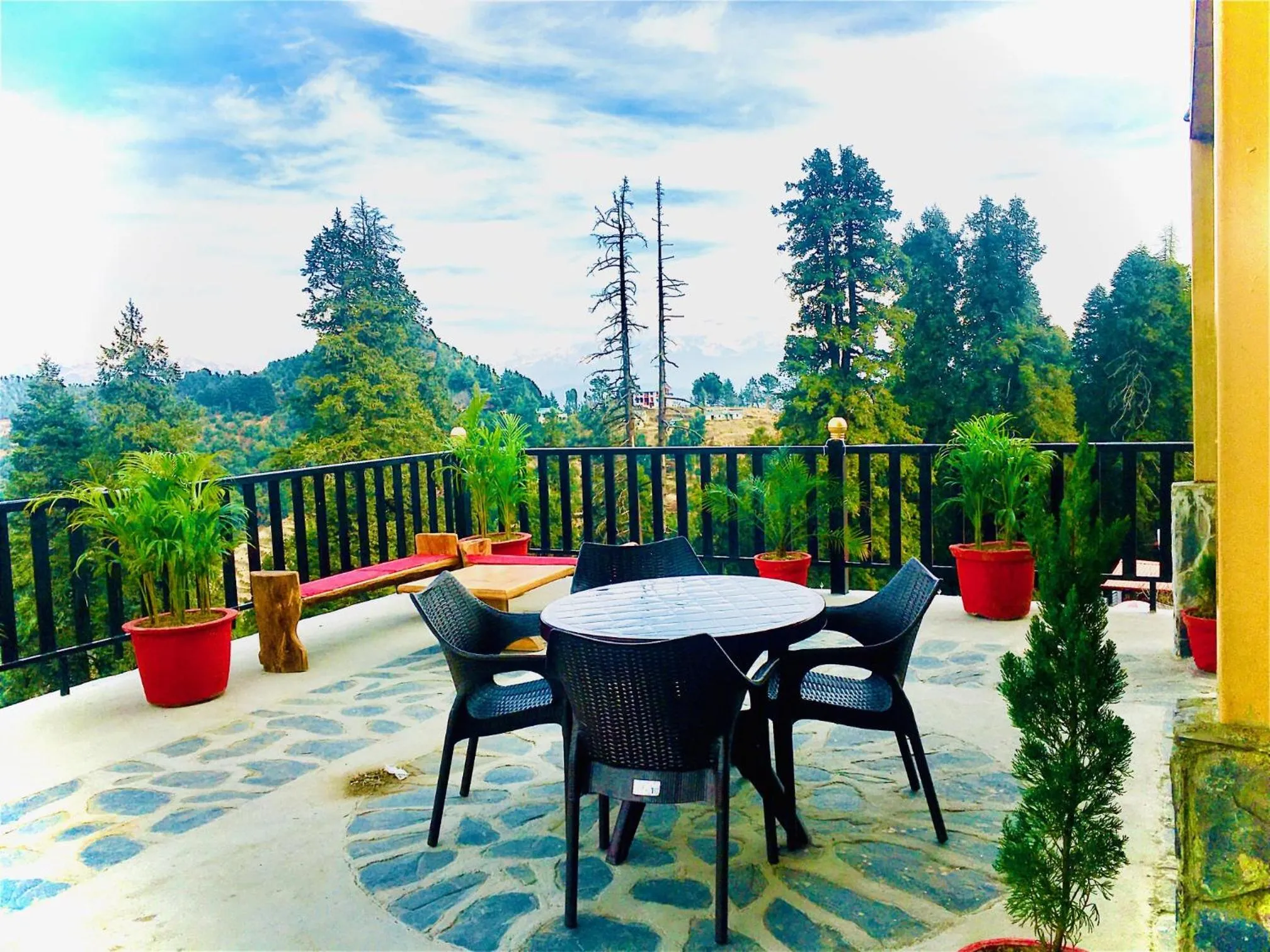 Restaurant/places to eat in LA Riqueza Kanatal - Mountain View Rooms - Best Location - Amazing Food - Close to Jungle Safari & Adventure Activities