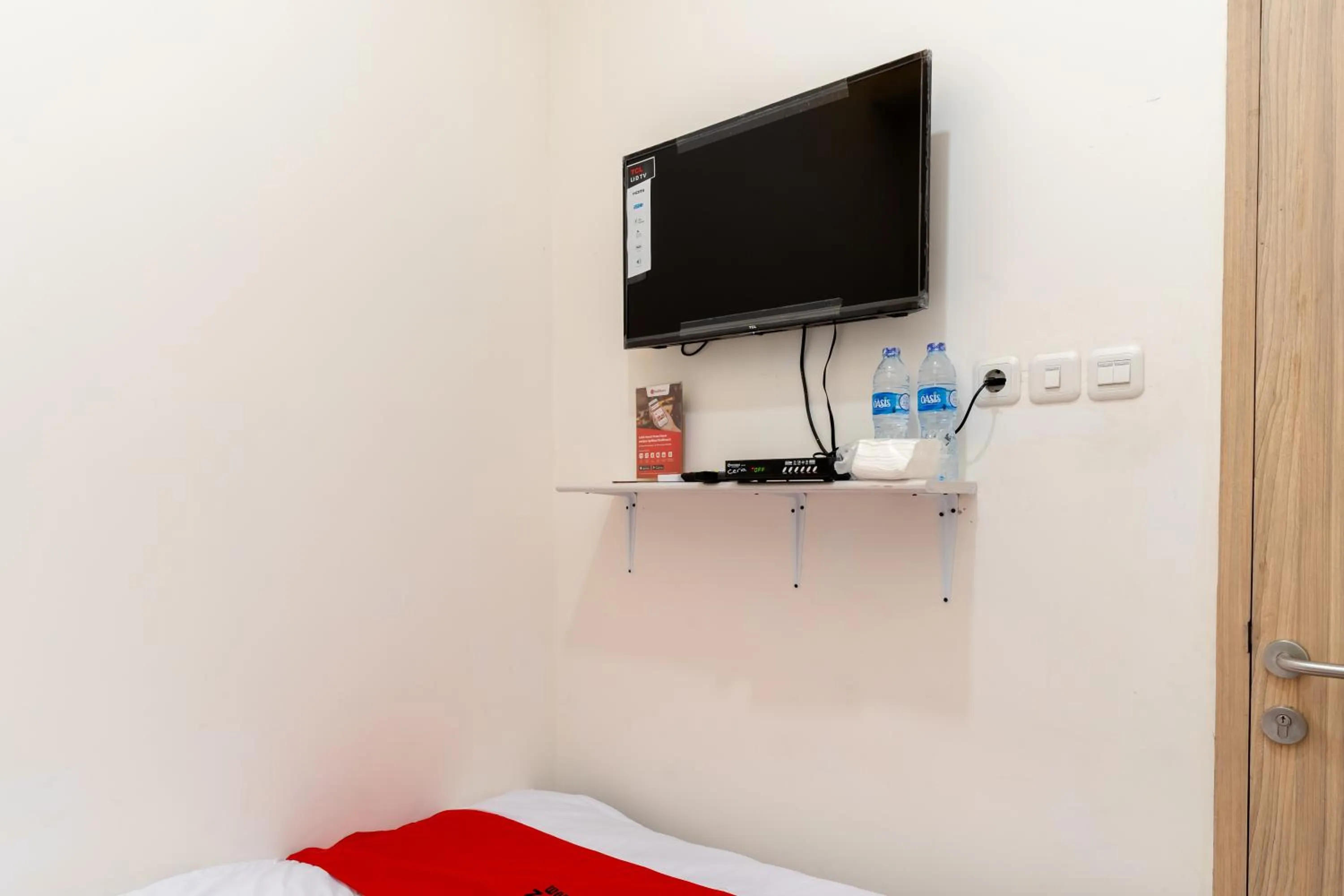 TV and multimedia, Bed in RedDoorz Plus Near RS Royal Taruma Grogol