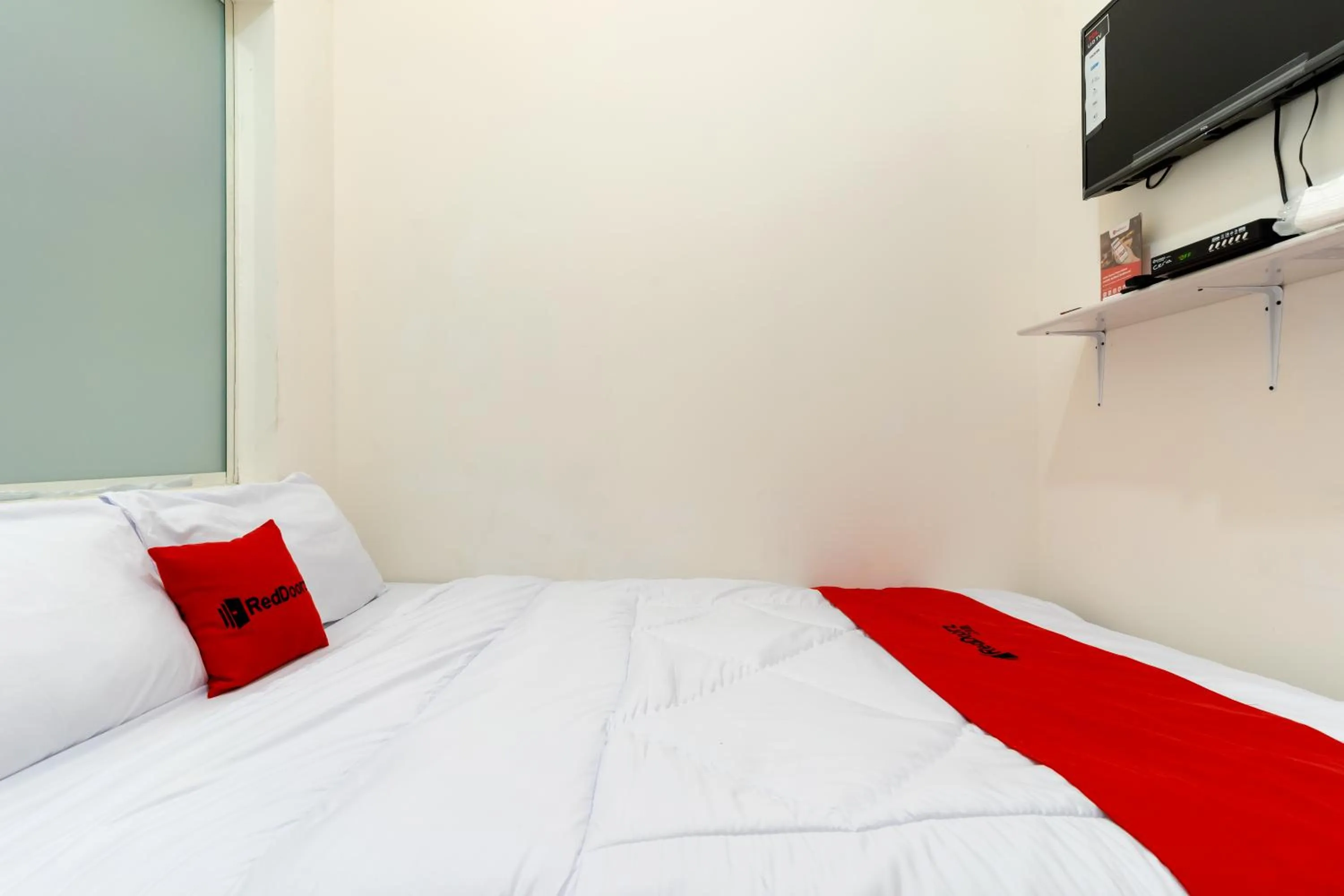 Photo of the whole room, Bed in RedDoorz Plus Near RS Royal Taruma Grogol