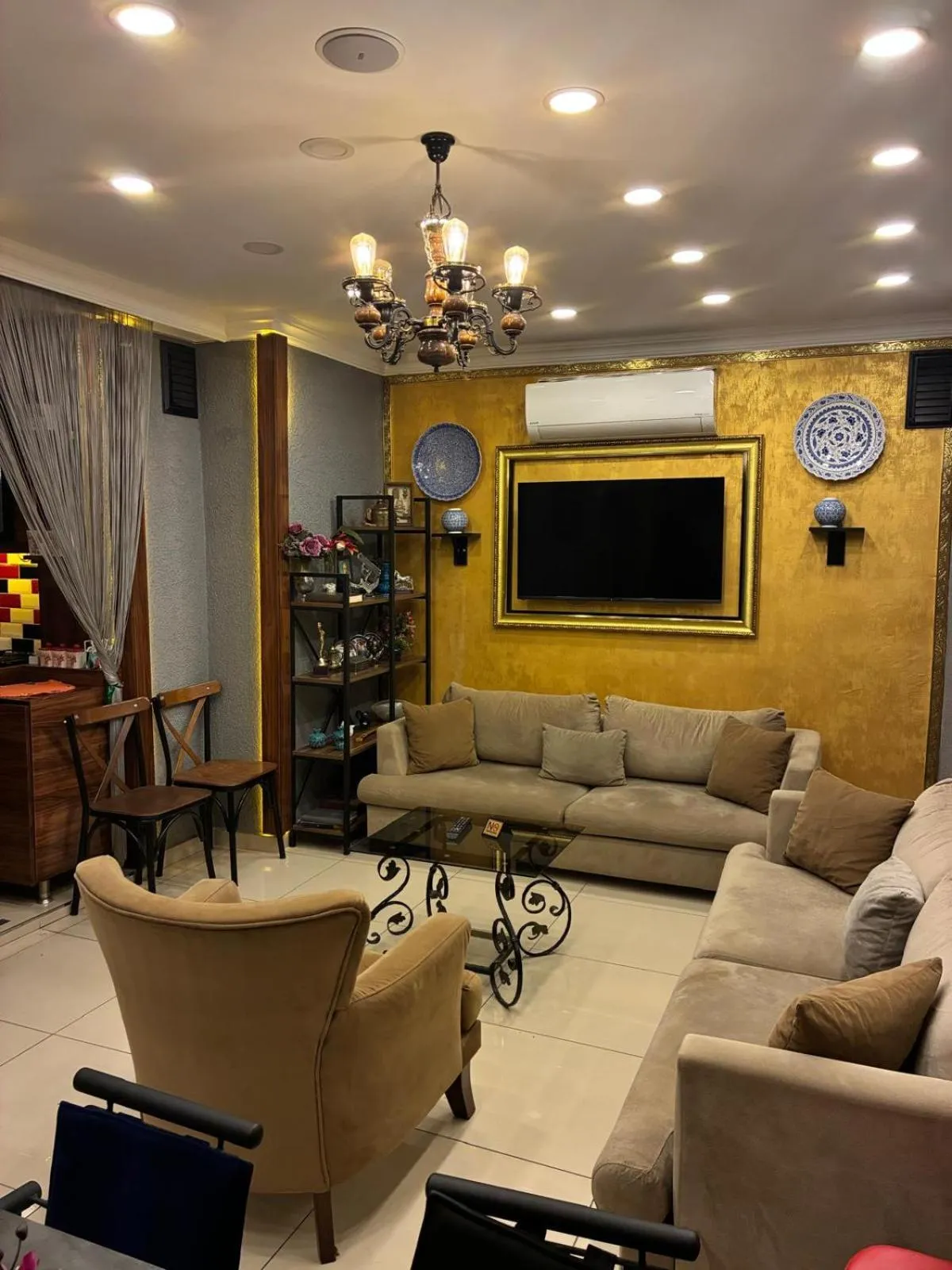 Communal lounge/ TV room in Grey House Apartments & Suites Istanbul