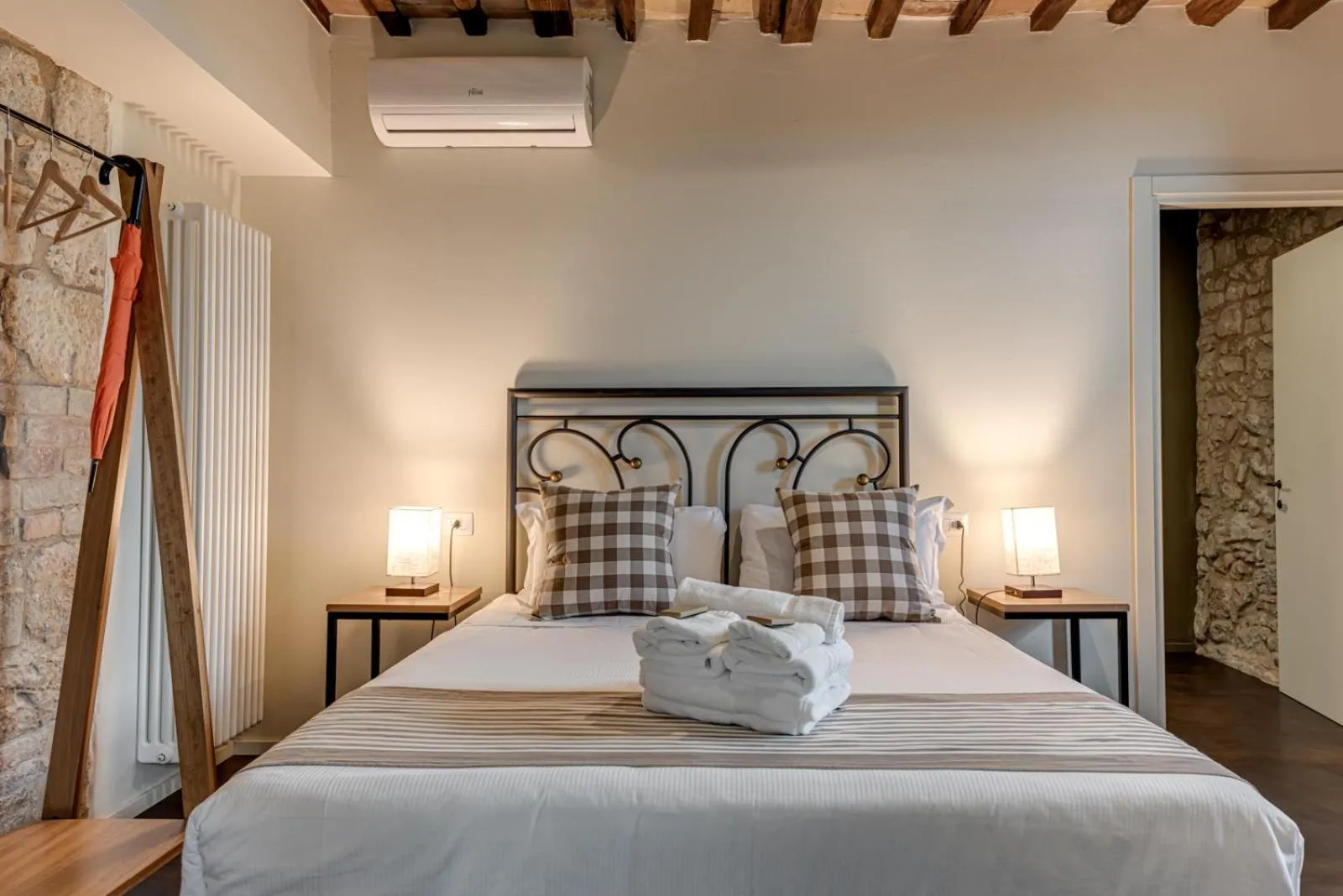 Bed in b&b BORGO CAPITANO COLLECTION Albergo diffuso - Centro Storico