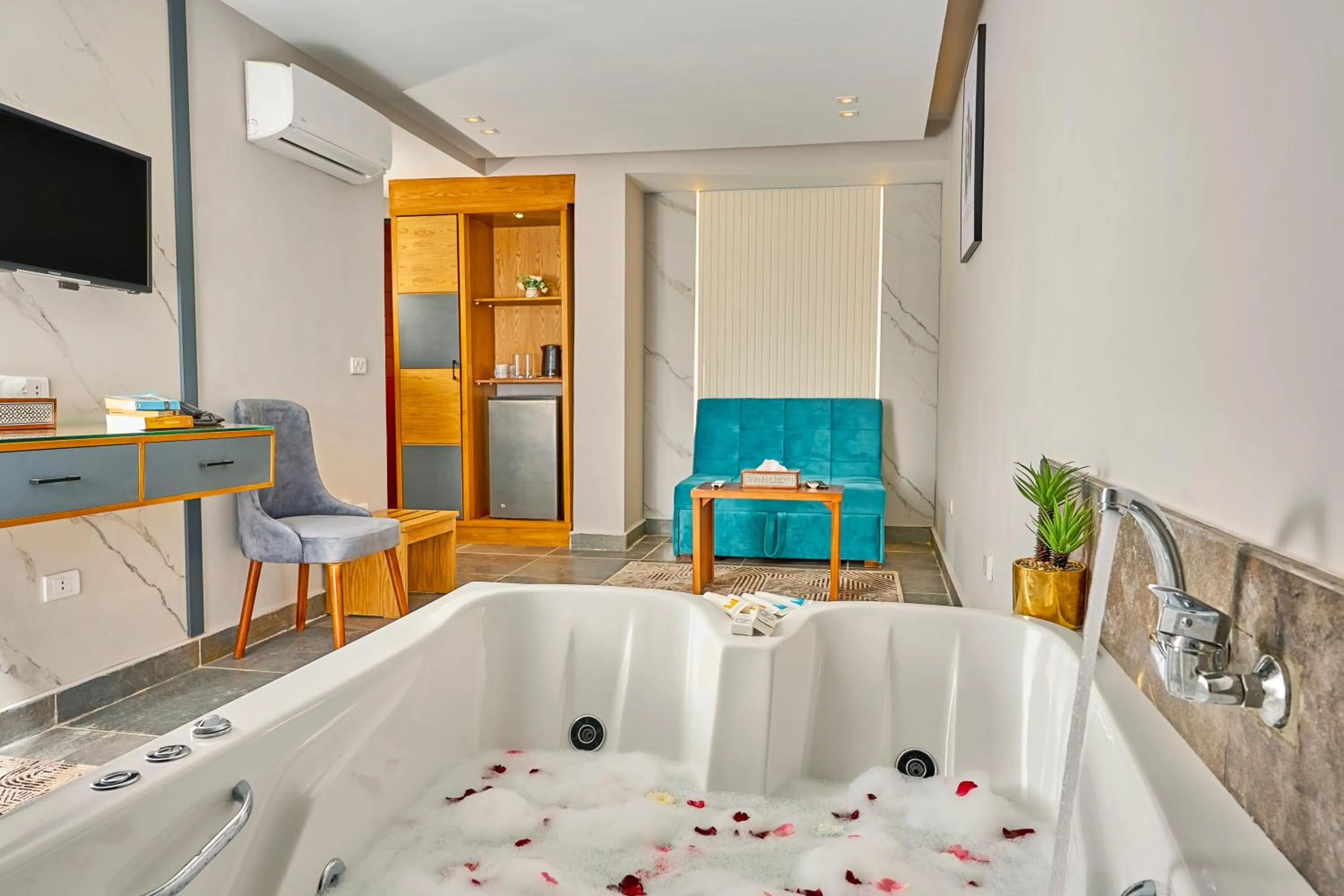 Hot Tub in Khan Duidar Inn - Pyramids View Rooftop