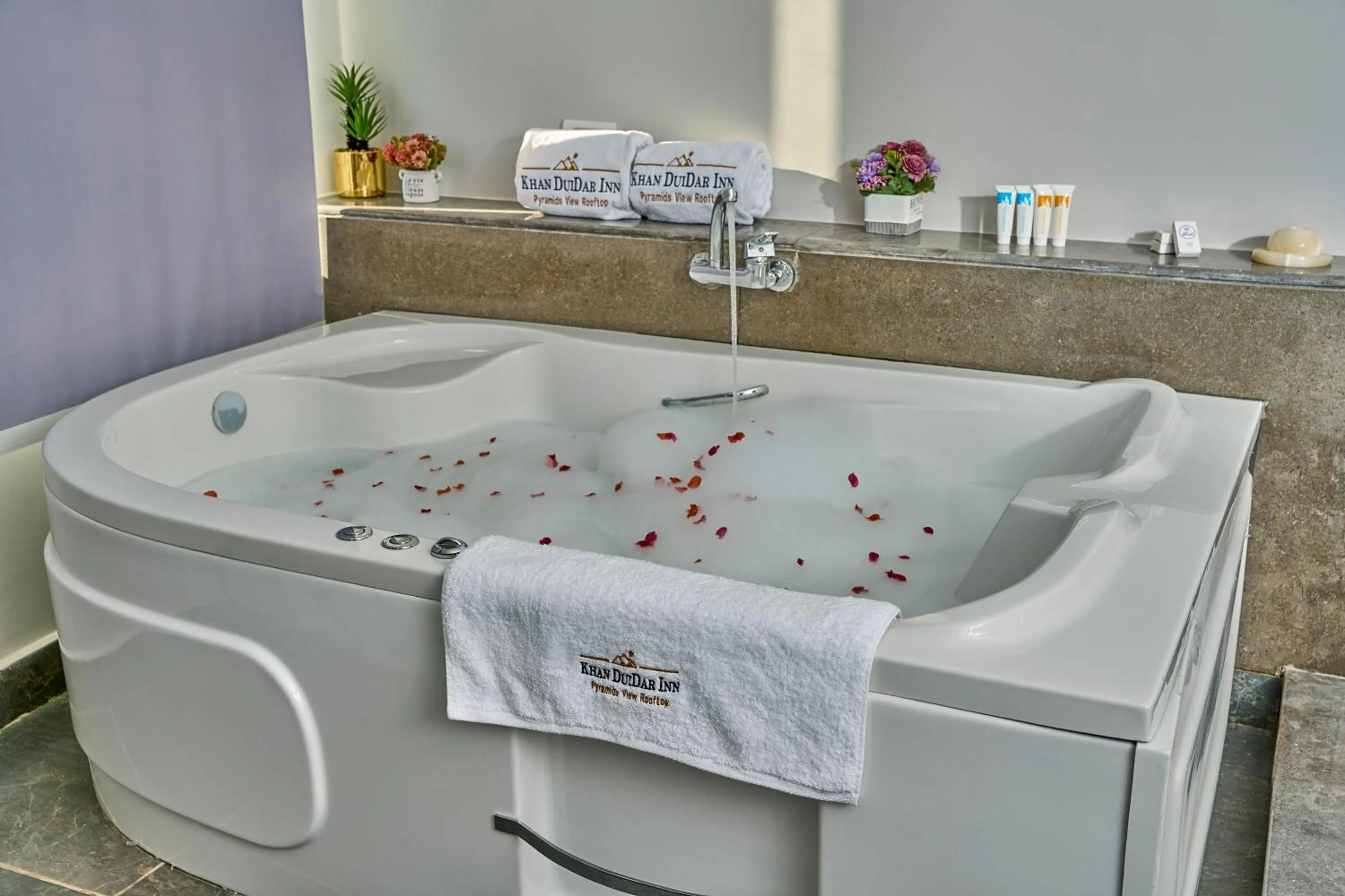 Bath in Khan Duidar Inn - Pyramids View Rooftop