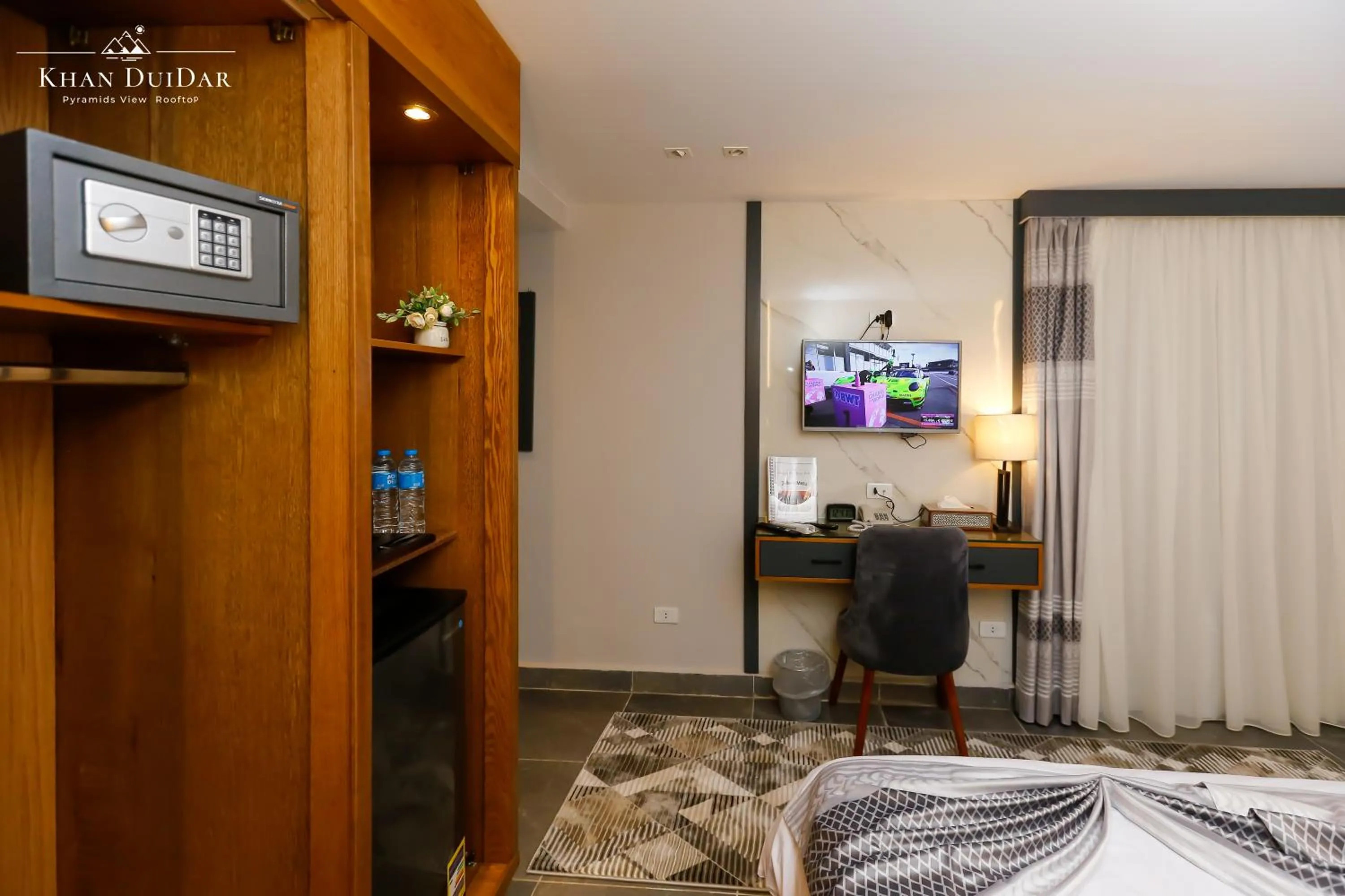 Communal lounge/ TV room, Bed in Khan Duidar Inn - Pyramids View Rooftop