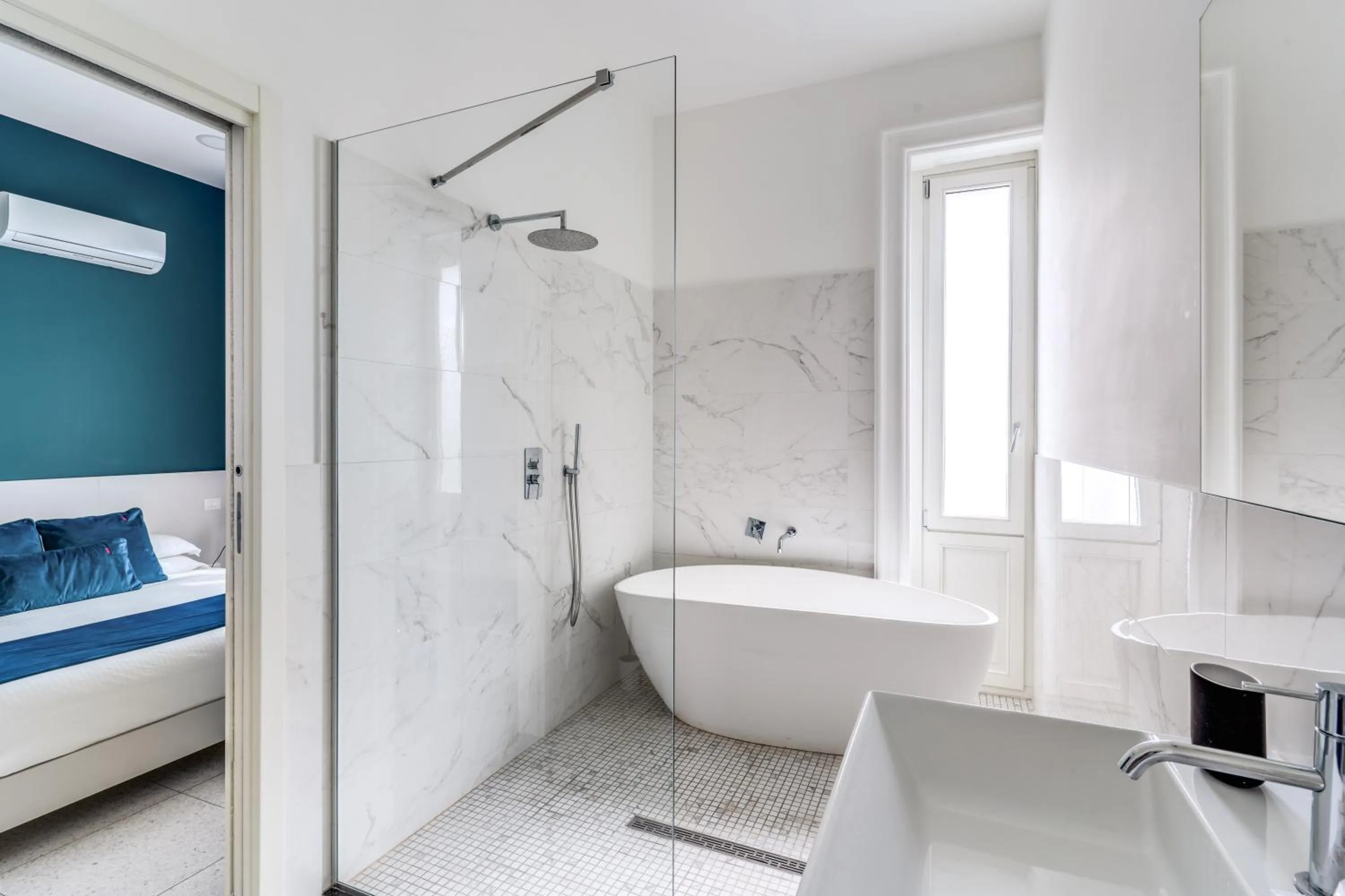 Bathroom, Bed in Le Angioine Rooms