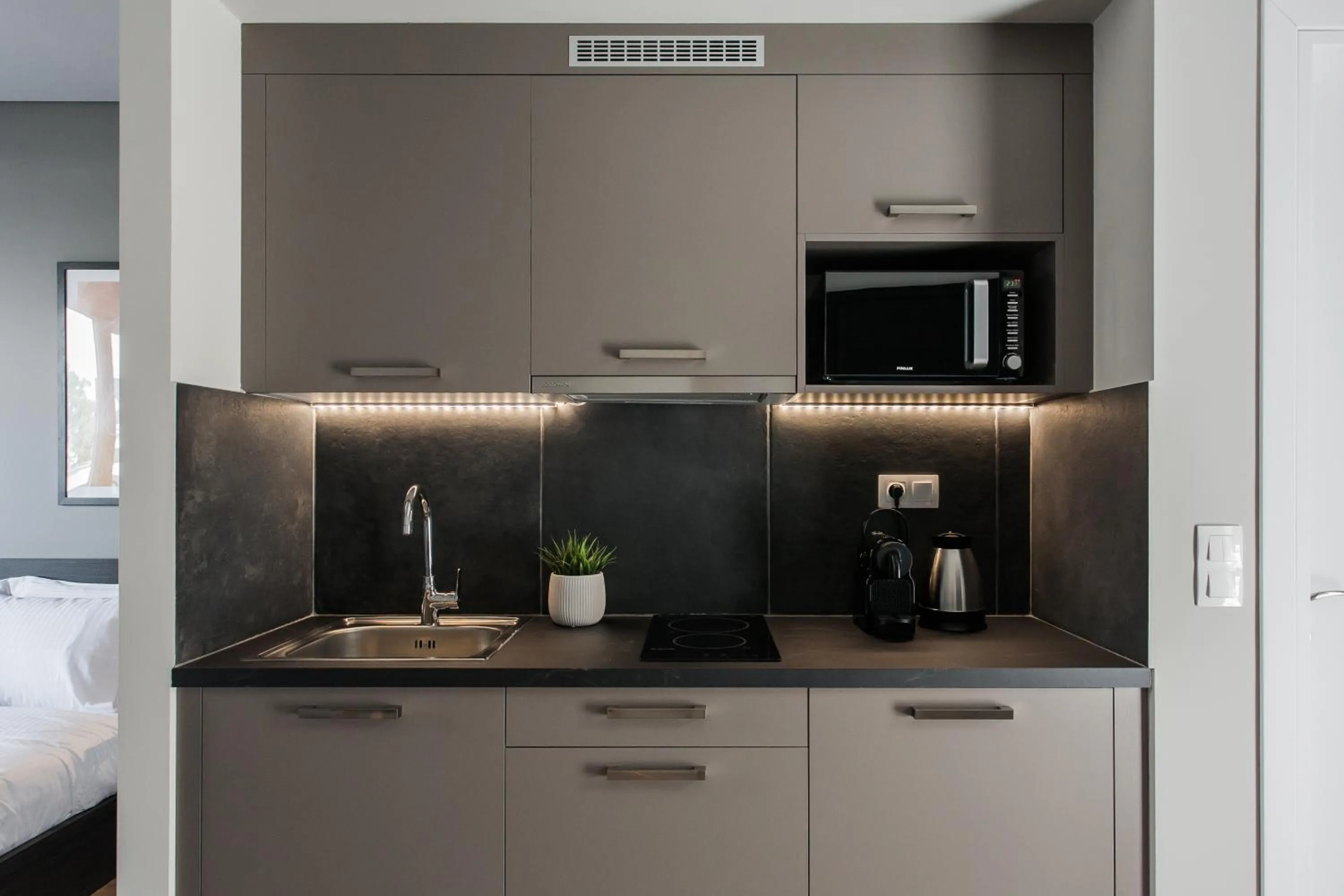 Coffee/tea facilities in WYZ Athens Apartments by UPSTREET