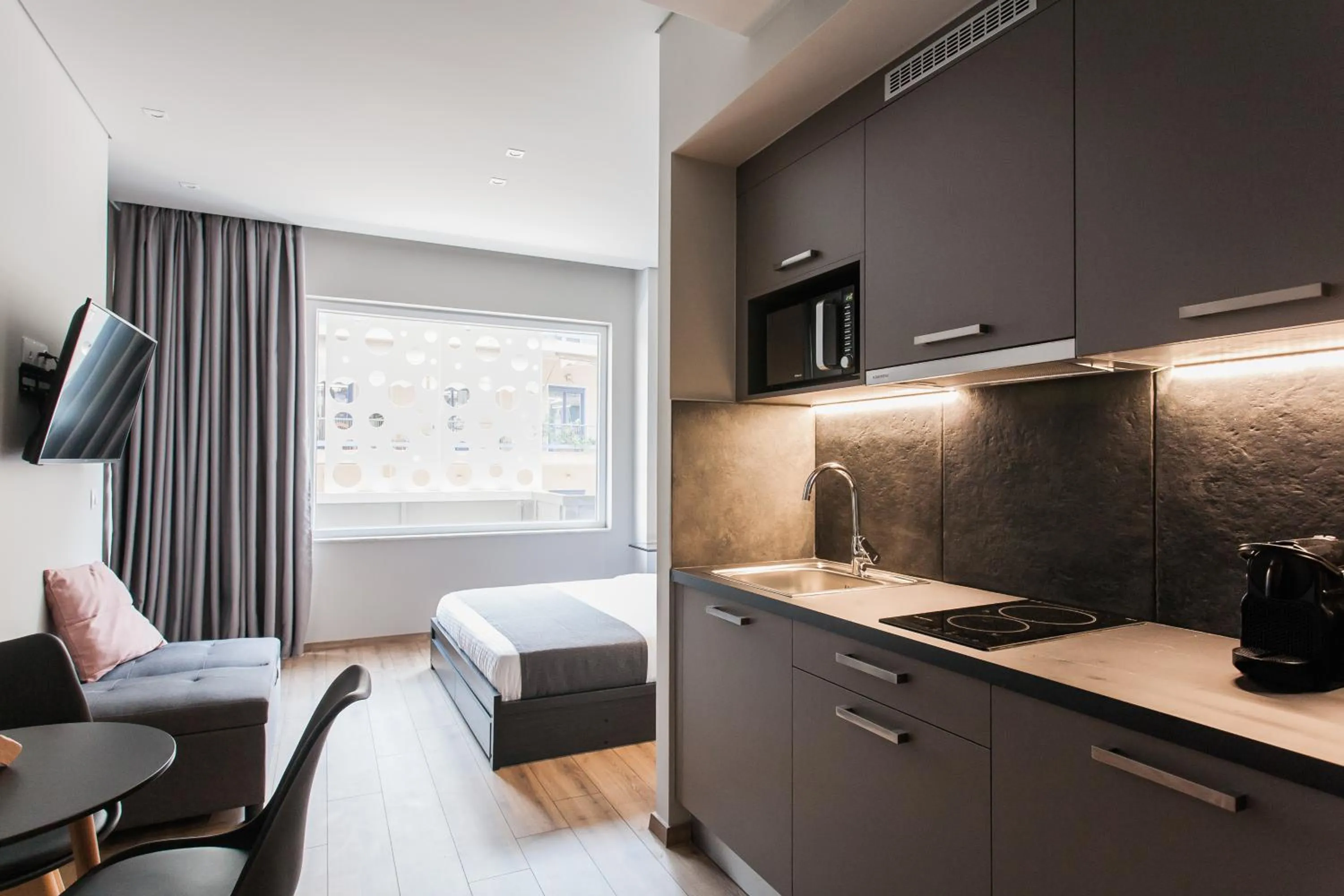 Coffee/tea facilities in WYZ Athens Apartments by UPSTREET