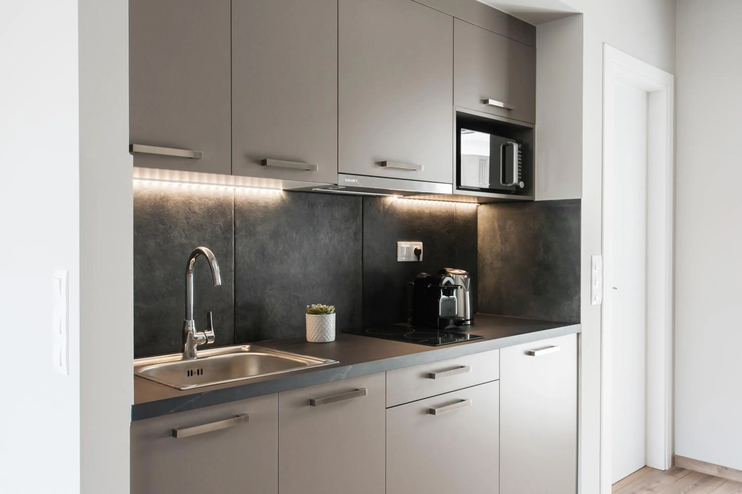 Coffee/tea facilities in WYZ Athens Apartments by UPSTREET