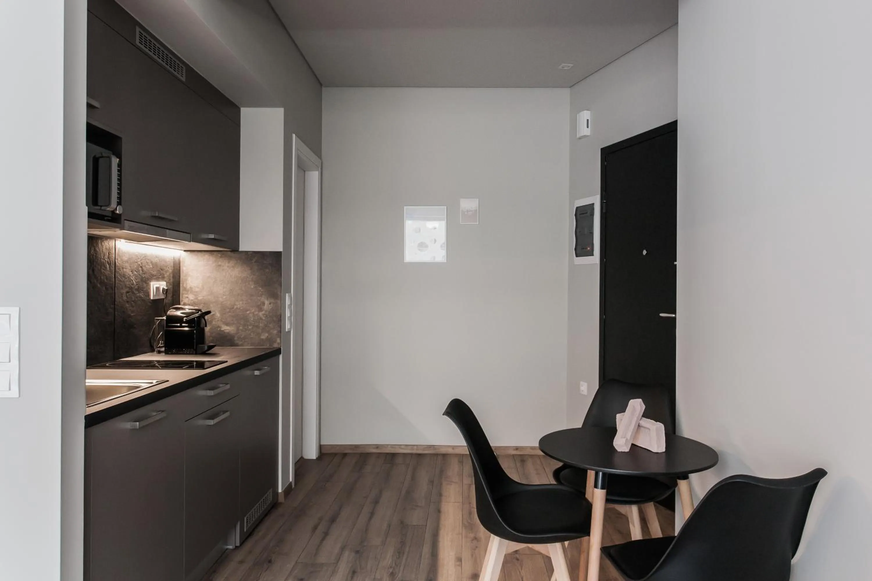 Kitchen or kitchenette in WYZ Athens Apartments by UPSTREET