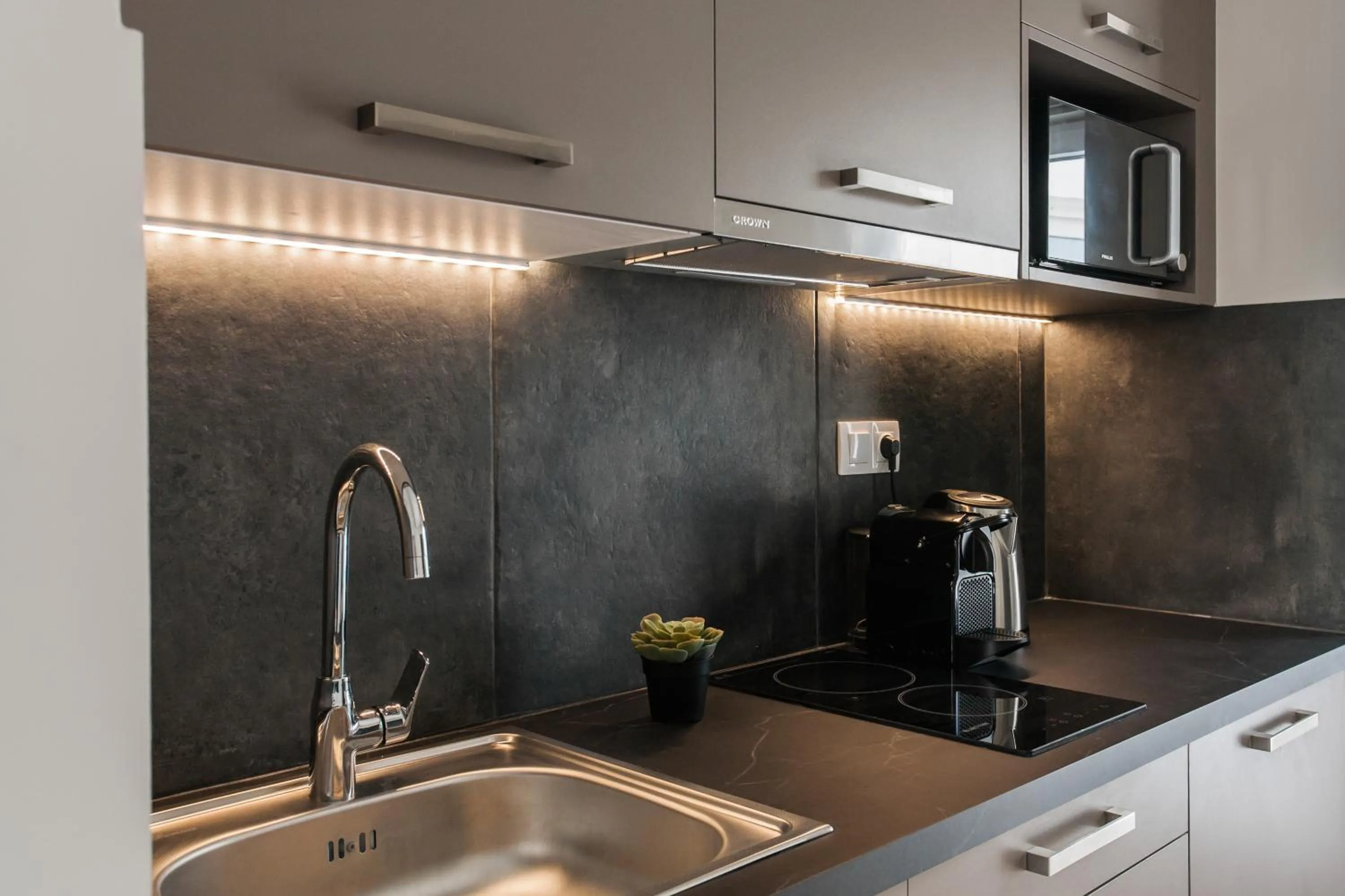 Coffee/tea facilities in WYZ Athens Apartments by UPSTREET