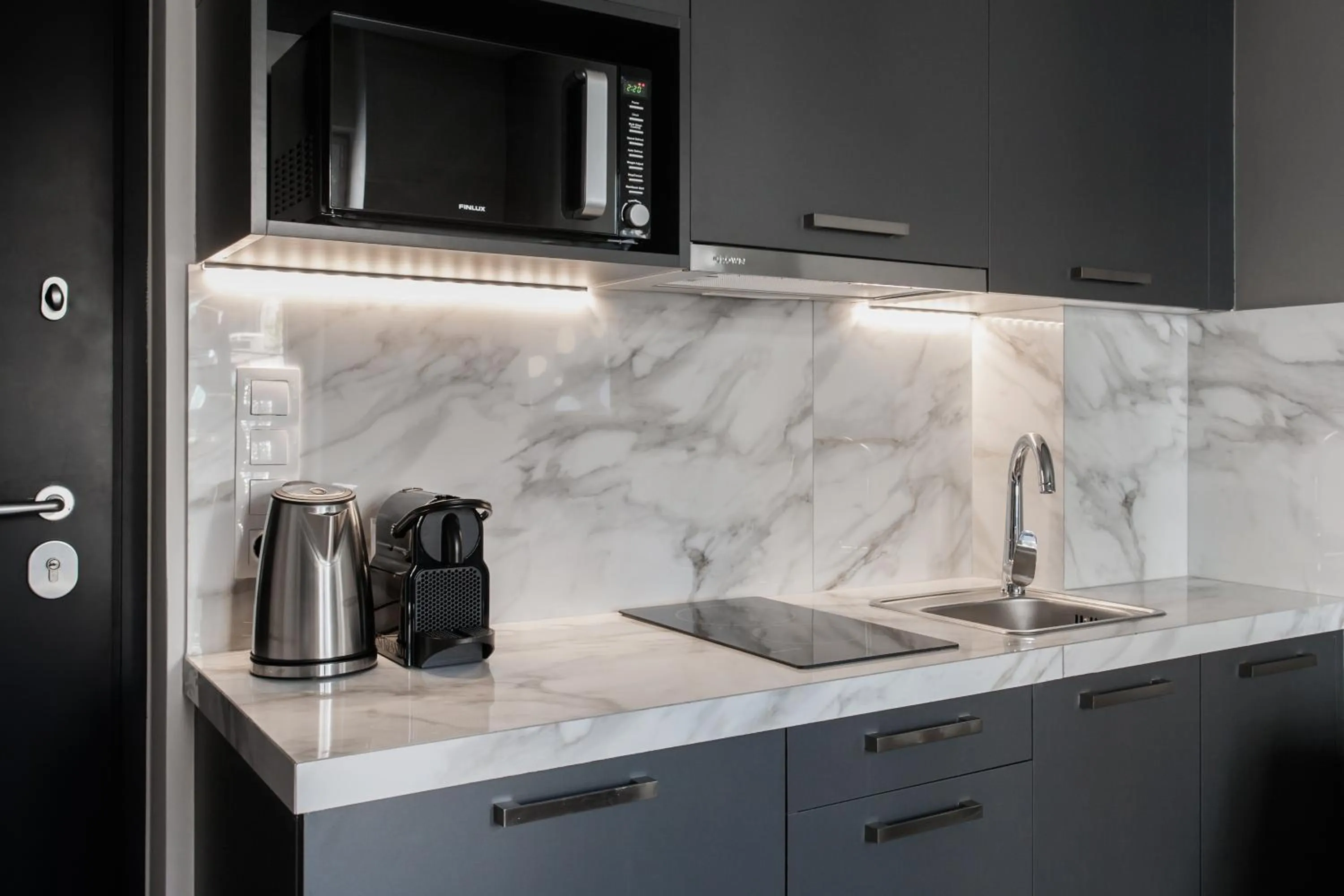 Coffee/tea facilities in WYZ Athens Apartments by UPSTREET