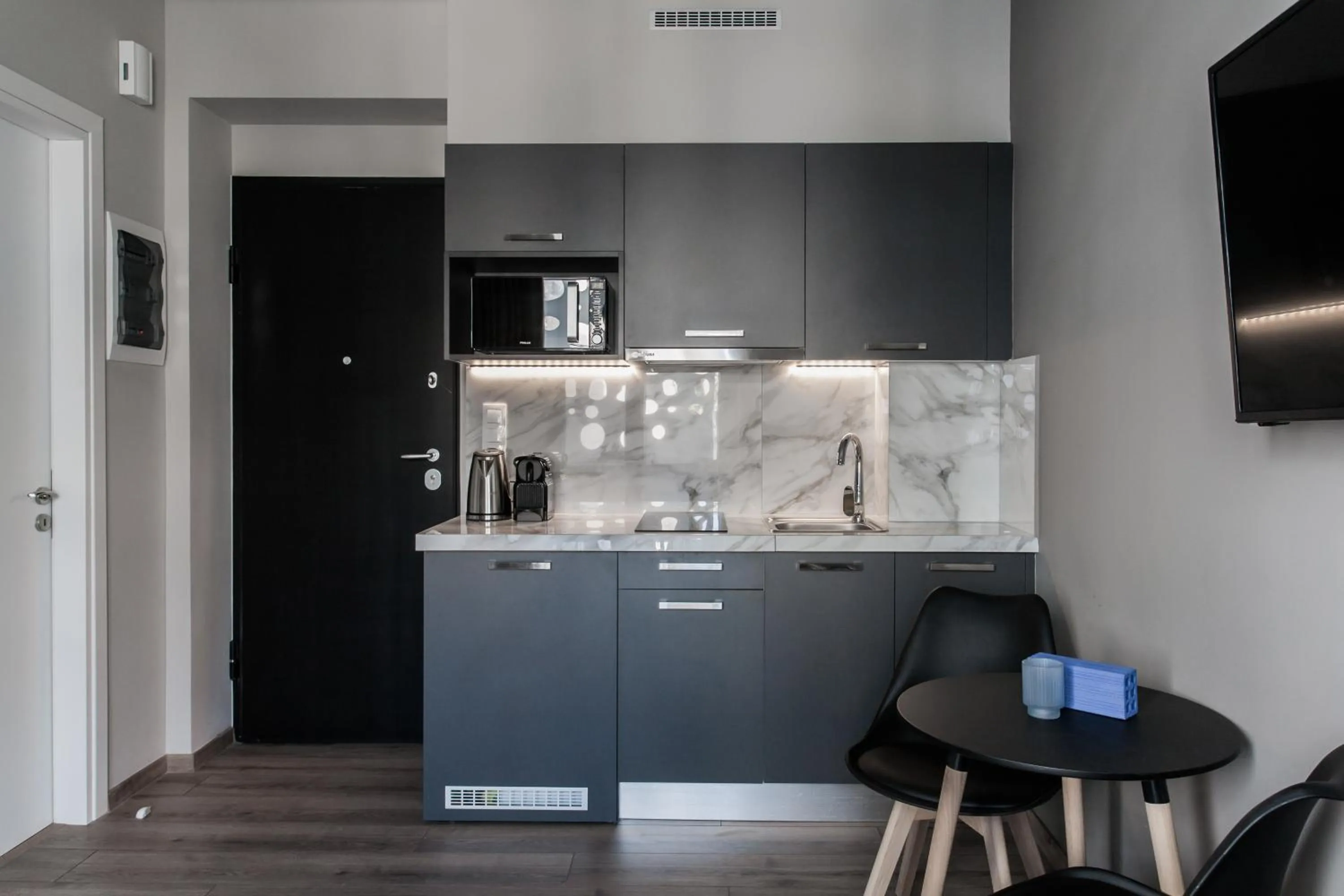 Kitchen or kitchenette in WYZ Athens Apartments by UPSTREET