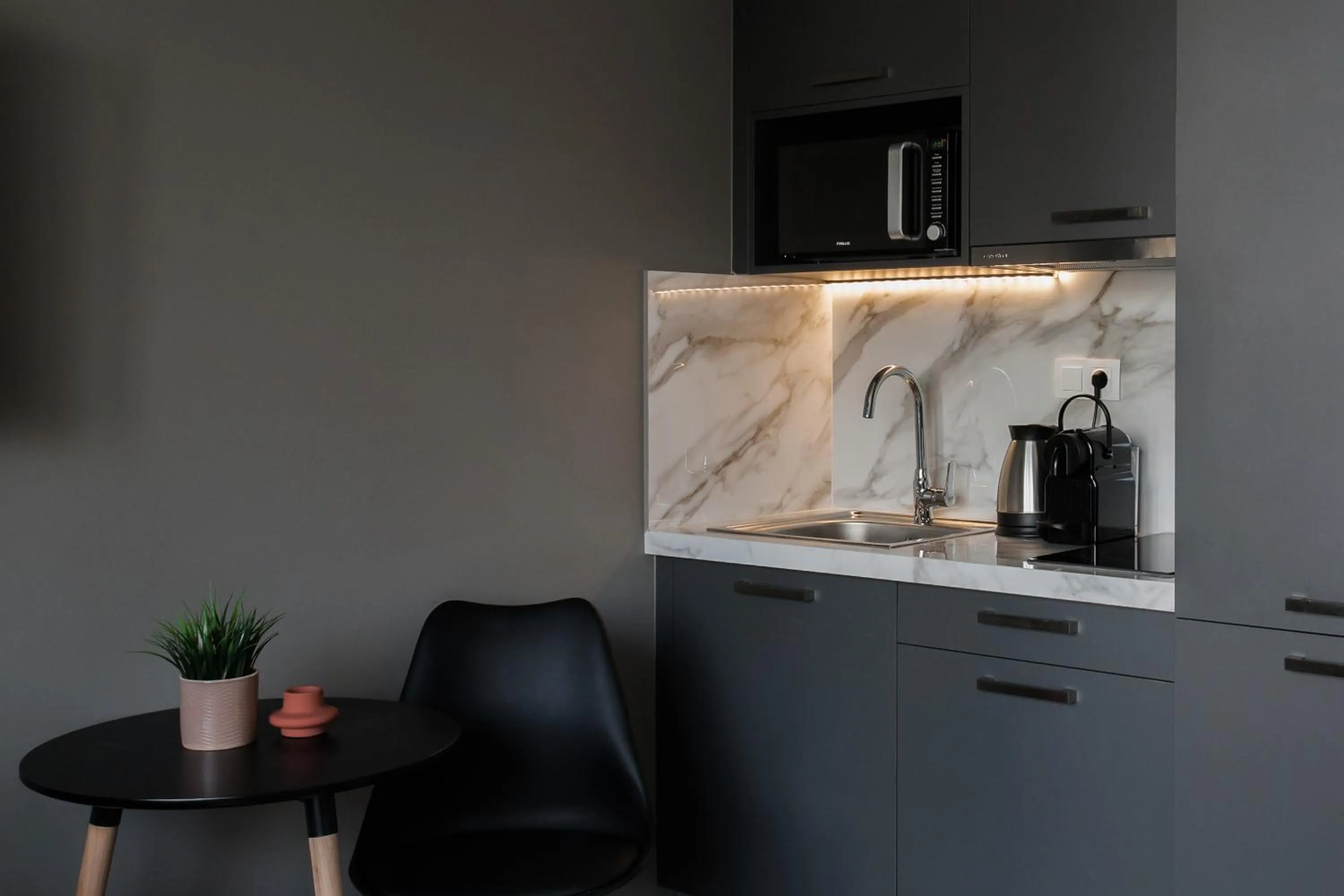 Coffee/tea facilities in WYZ Athens Apartments by UPSTREET