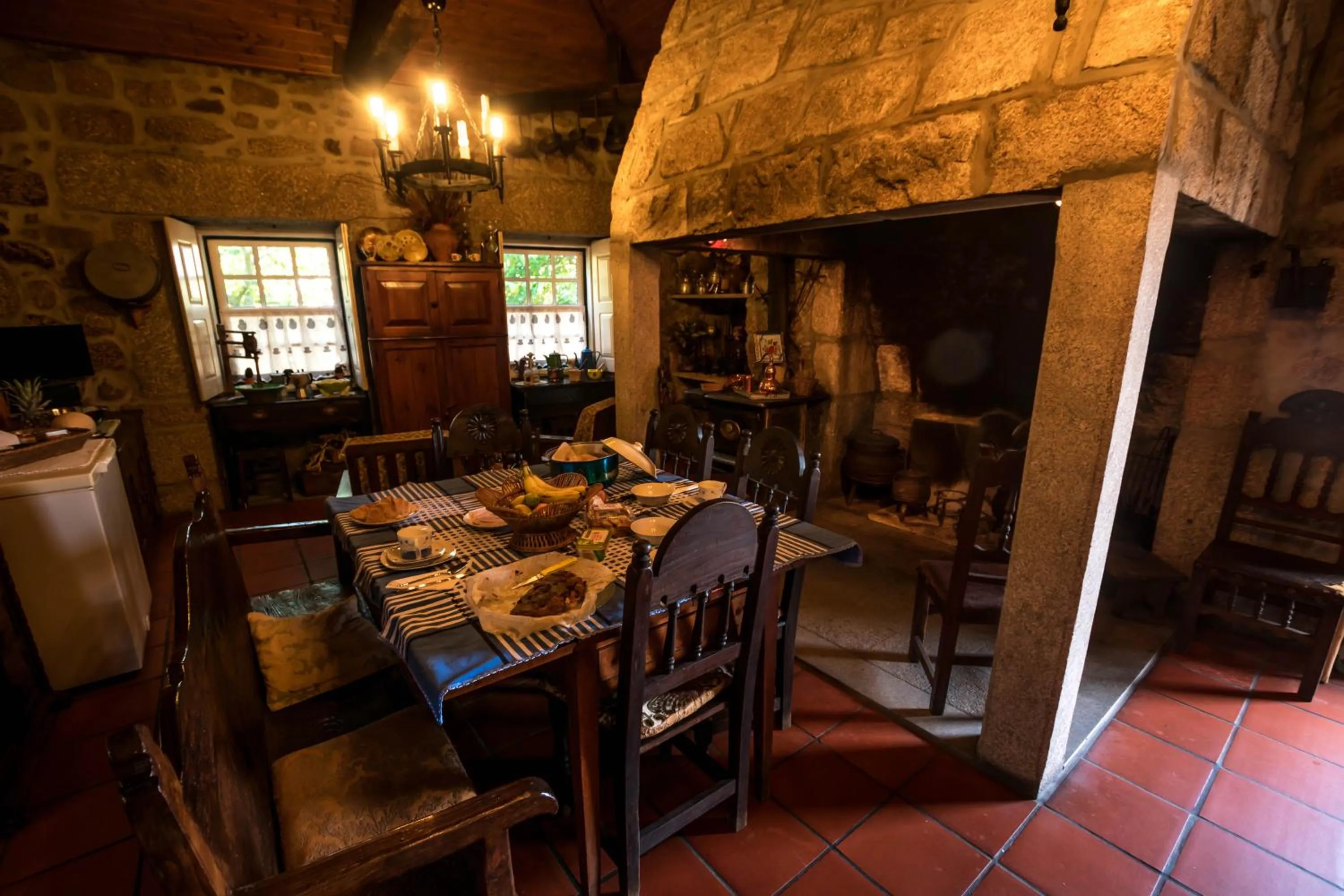 Communal kitchen in Solar dos Carvalhos