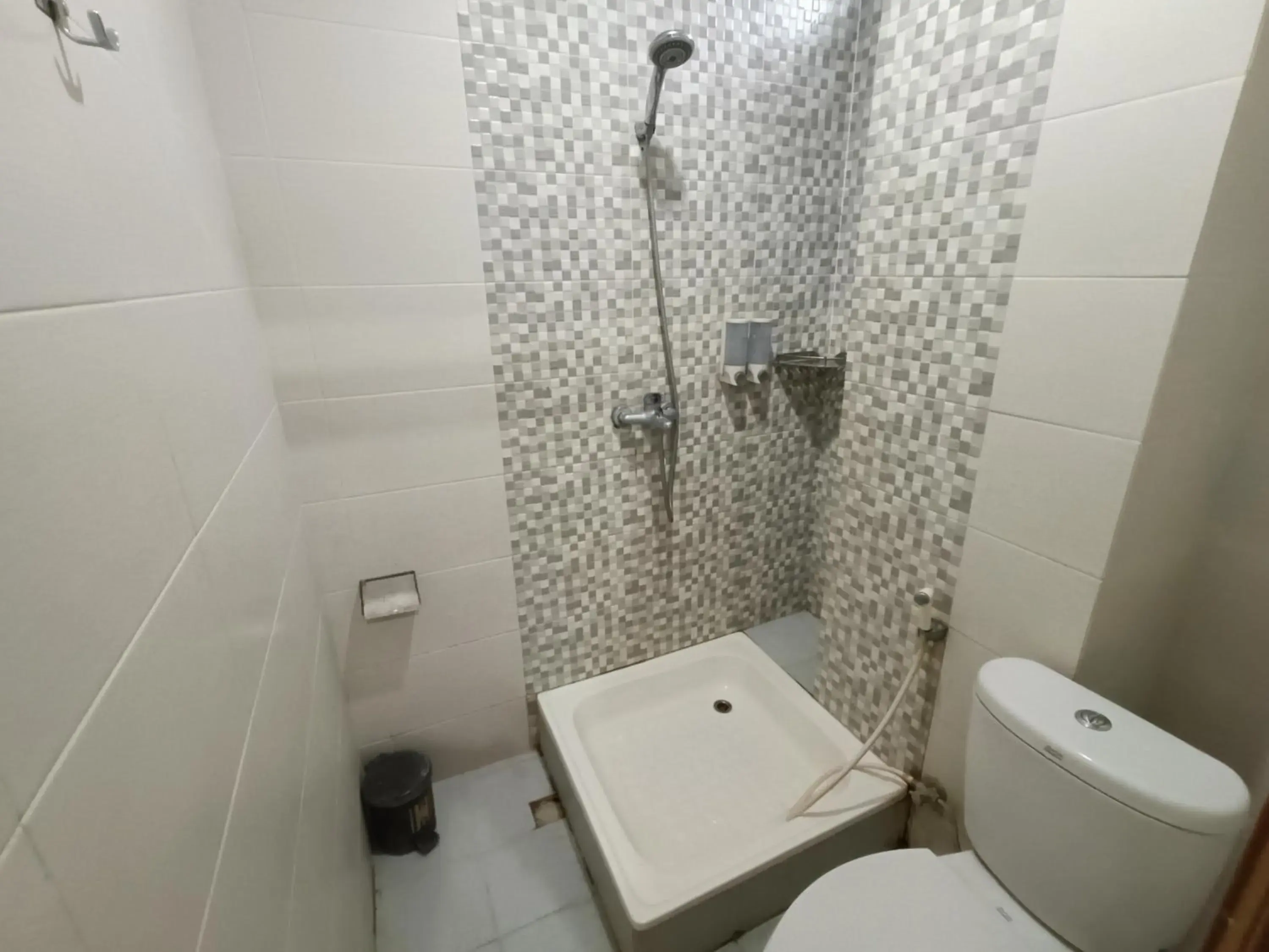 Standard Twin Room in Balqies Homestay Syariah Makassar Mitra RedDoorz Standard Twin Room in Balqies Homestay Syariah Makassar Mitra RedDoorz