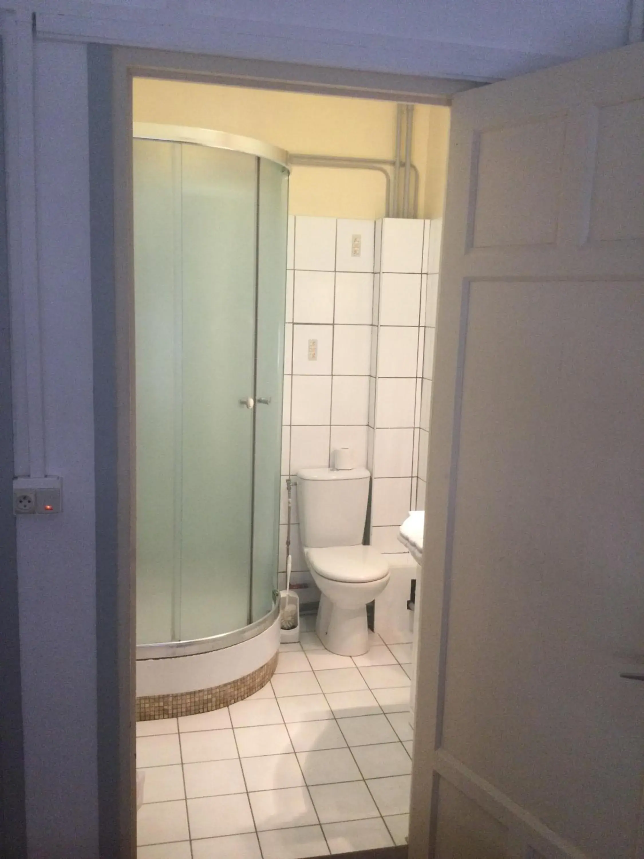 Triple Room with Shower in AUBERGE RIVA BELLA Triple Room with Shower in AUBERGE RIVA BELLA