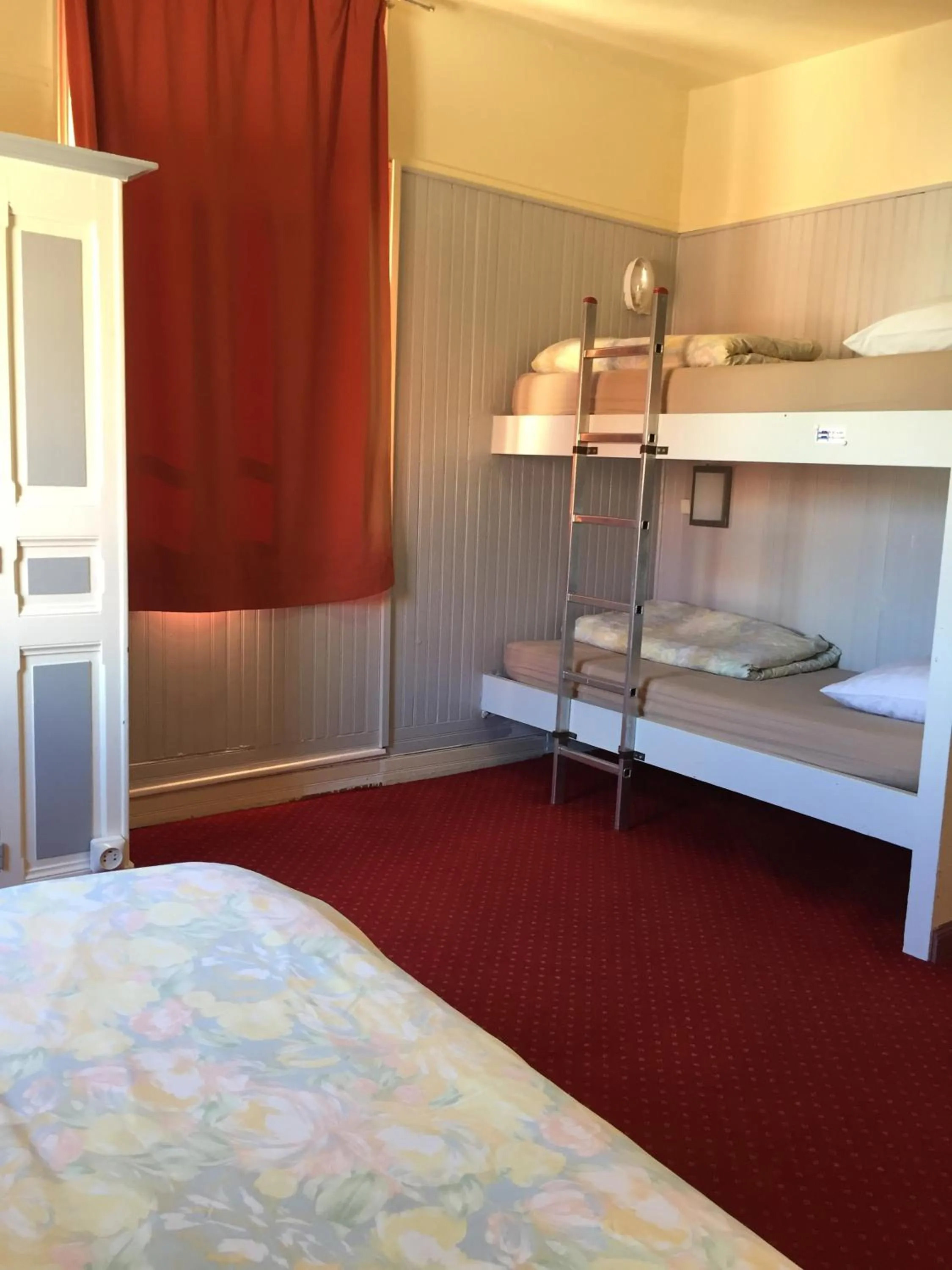 Shower, Bed in AUBERGE RIVA BELLA