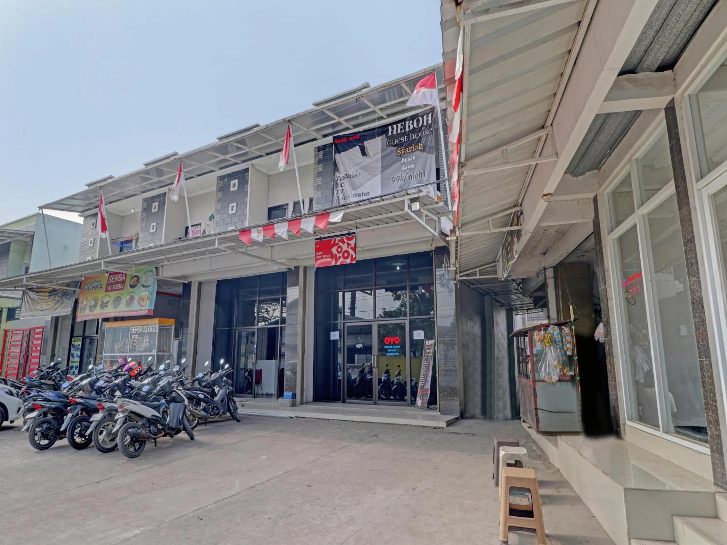 Facade/entrance in OYO Life 90570 Heboh Guest House Syariah