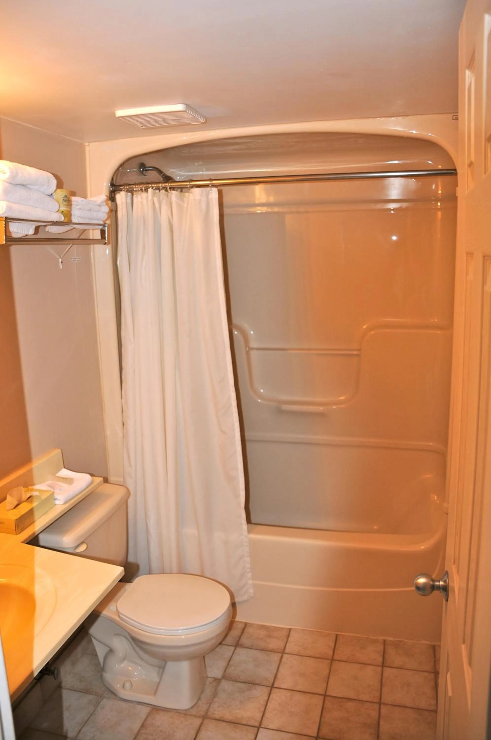 Bathroom in Victoria Motor Inn