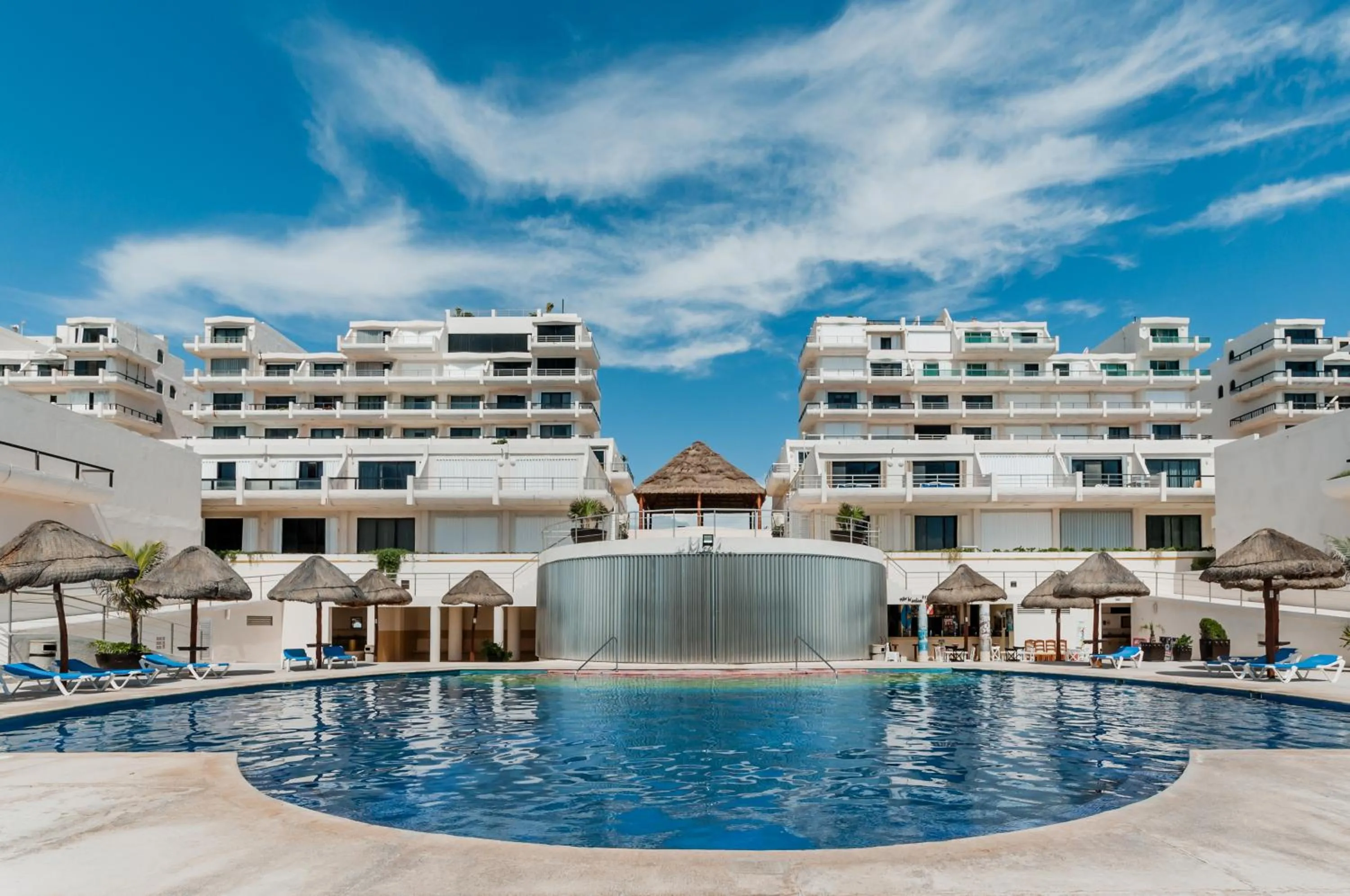 Property building in HotelZone L17 Beach Access